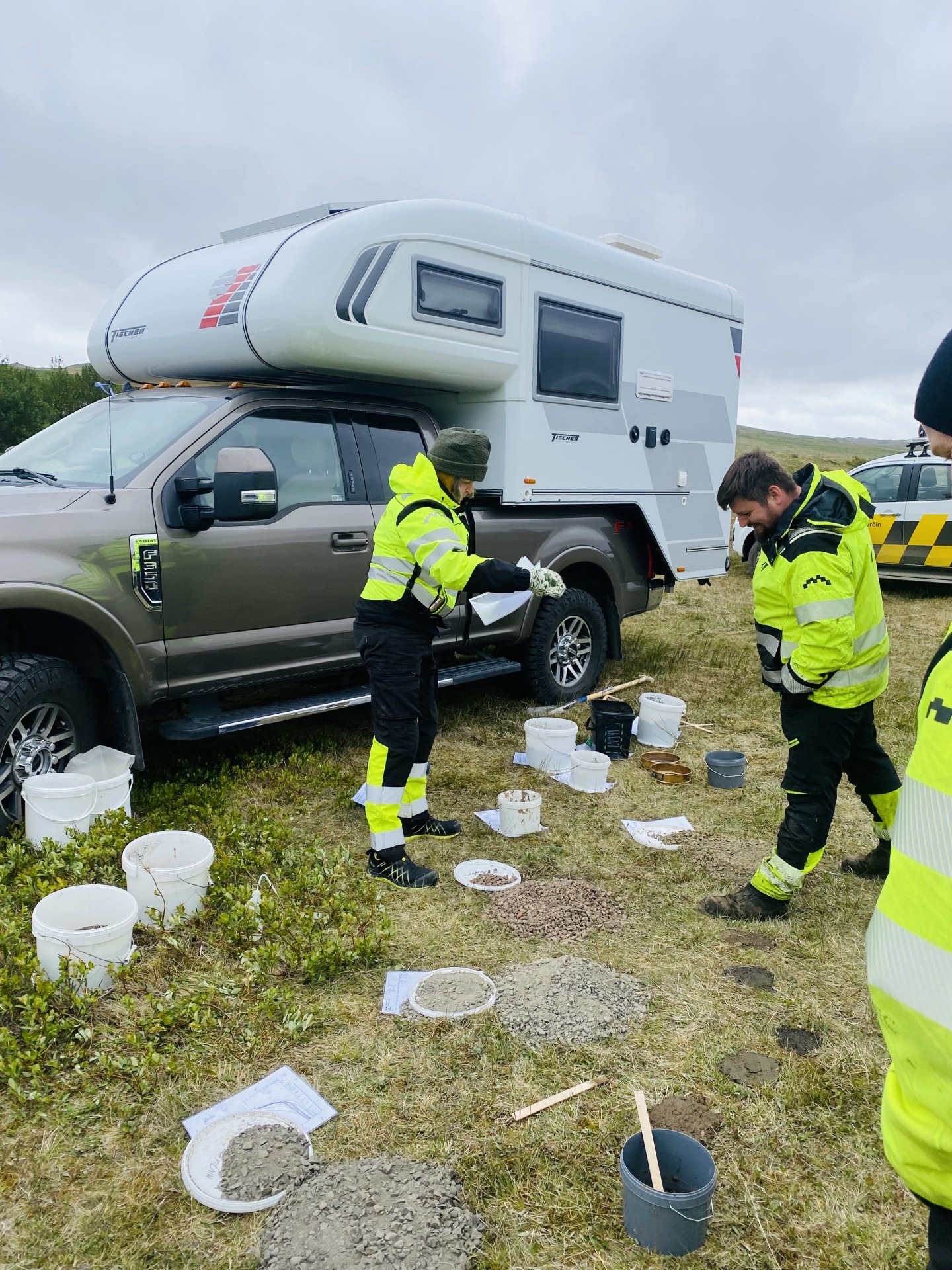 Hafdís Eygló Jónsdóttir jarðfræðingur sýnir mismunandi gerðir slitlaga og leyfir mönnum að smakka.