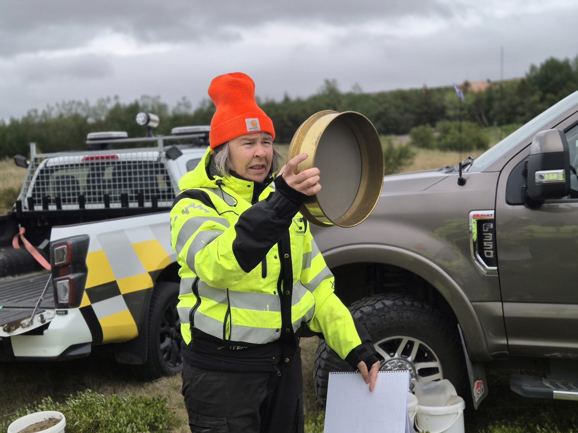 Veghefilsstjóranámskeið í Hálsasveit á Vesturlandi 2025. Hér hafði Hafdís komið sér fyrir með hin ýmsu malarslitlagsefni sem
voru víðs vegar af landinu. Þátttakendur á námskeiðinu fengu það hlutverk að velja malarslitlagsefni sem þeim þótti vera best.
Þetta var gert með því að koma við efnið, smakka á fínefnunum og drullumalla aðeins með því að blanda vatni við efnið.