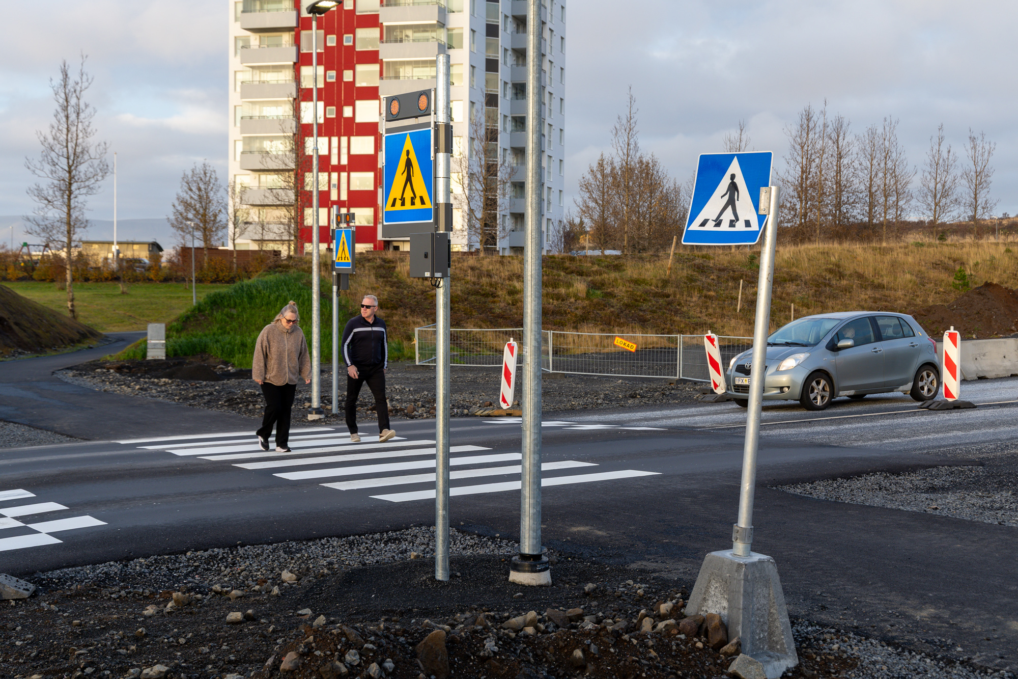 Til að stytta hjáleið fyrir gangandi- og hjólandi umferð fram hjá framkvæmdasvæðinu var gerð bráðabirgða gönguþverun á Arnarnesveg á móts við Rjúpnasali og stígtengingar þaðan inn á aðalstígakerfið. 