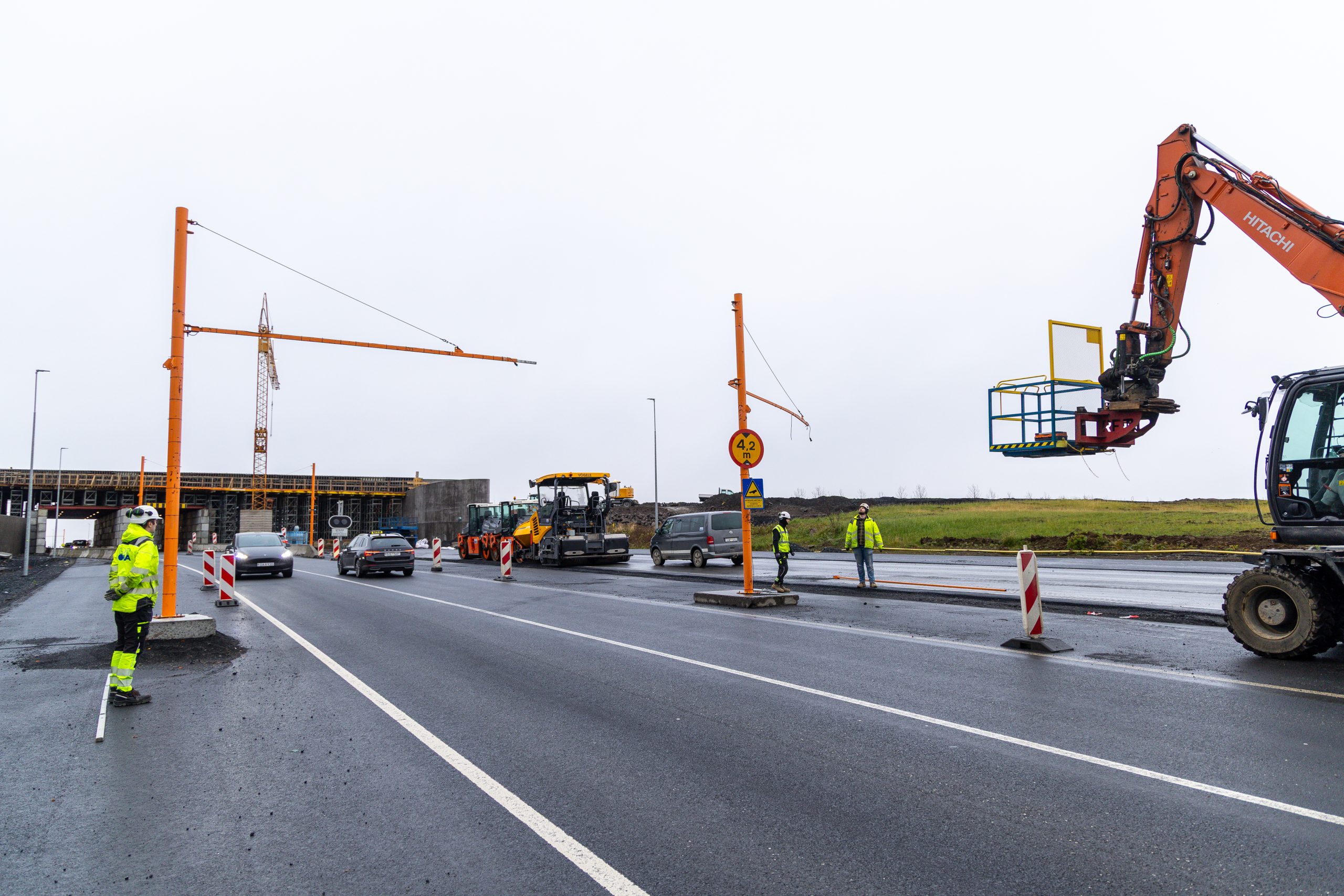 Mörg dæmi eru um að bílar með háfarm keyri undir vegbrúna, þrátt fyrir viðvaranir.