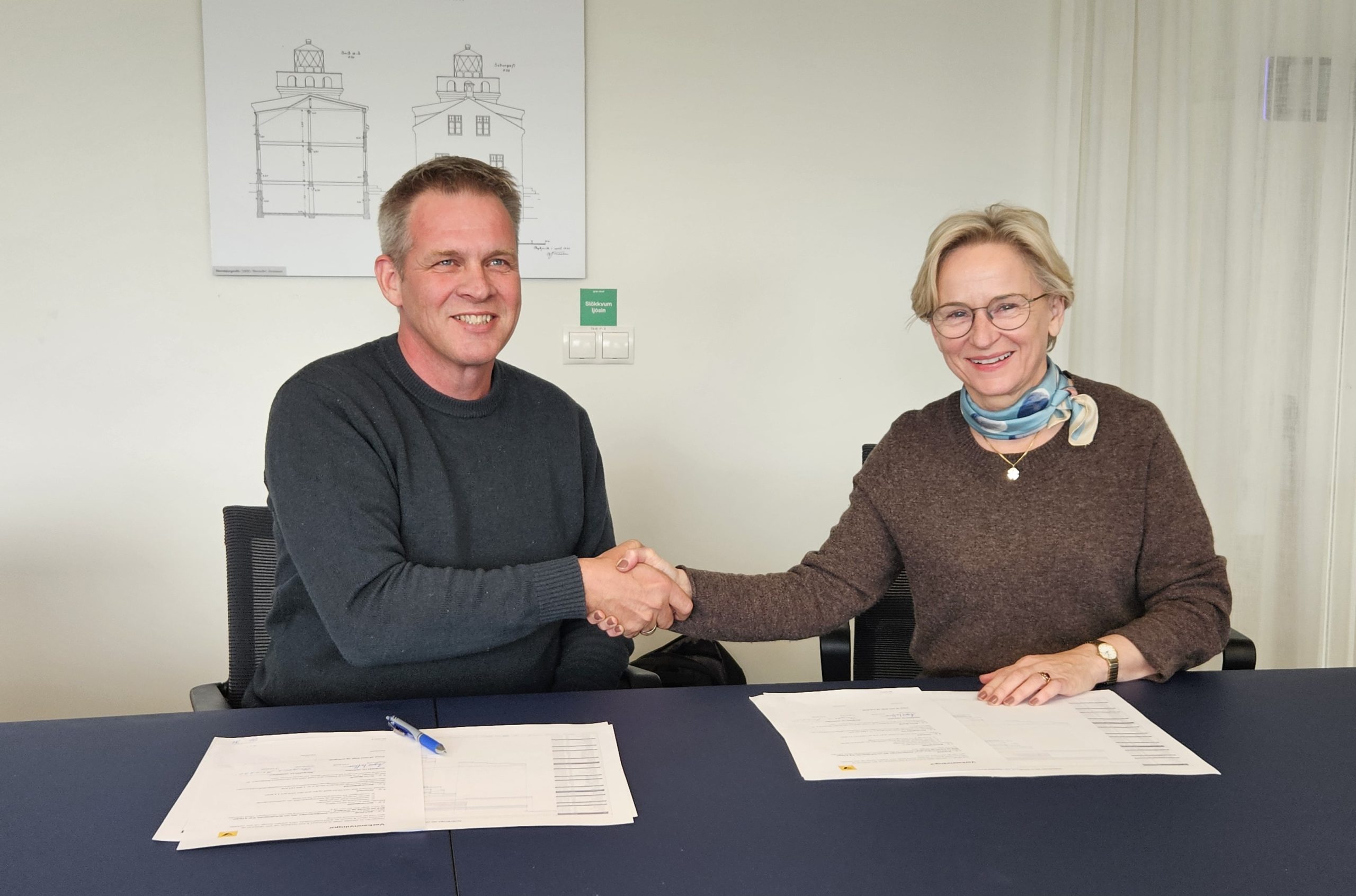 Ásgeir Loftsson, framkvæmdastjóri nýframkvæmda hjá LNS, og Bergþóra Þorkelsdóttir, forstjóri Vegagerðarinnar, skrifa undir samning um byggingu tveggja brúa yfir Djúpafjörð og Gufufjörð. 