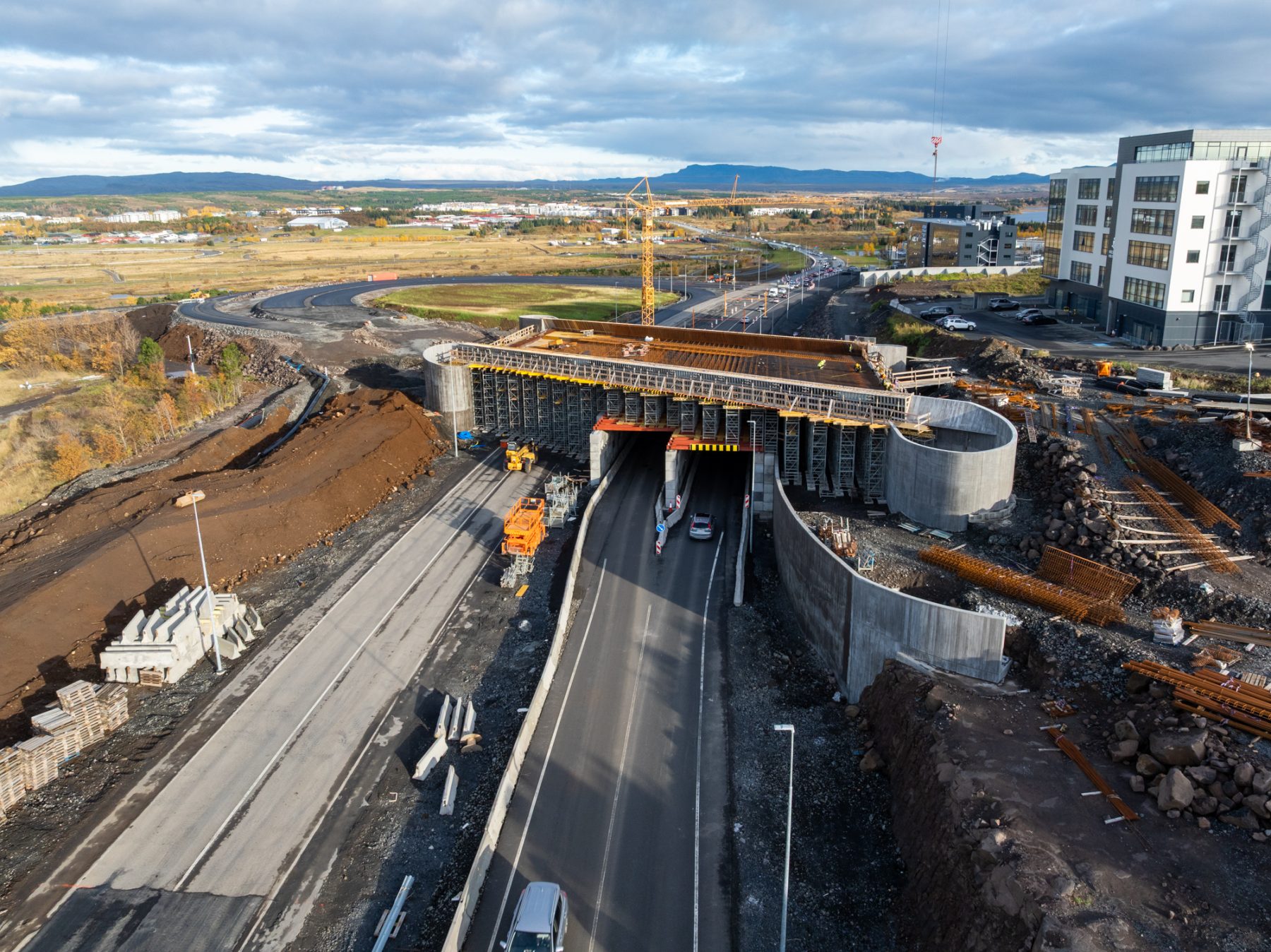 Vinna við uppsetningu undirsláttar og járnbendingu fyrir brúardekk brúar yfir Breiðholtsbraut er langt komin.