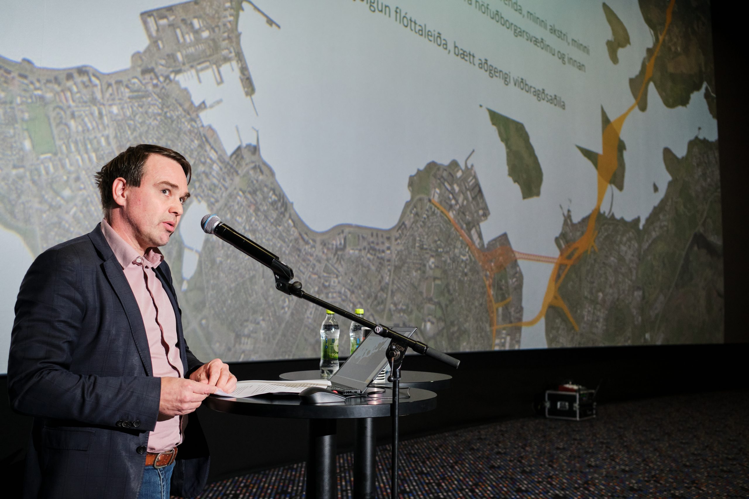  Guðmundur Valur Guðmundsson, fulltrúi Vegagerðarinnar og formaður verkefnisstjórnar um undirbúning Sundabrautar, kynnti verkefnið og efni umhverfismatsskýrslunnar á fundinum.