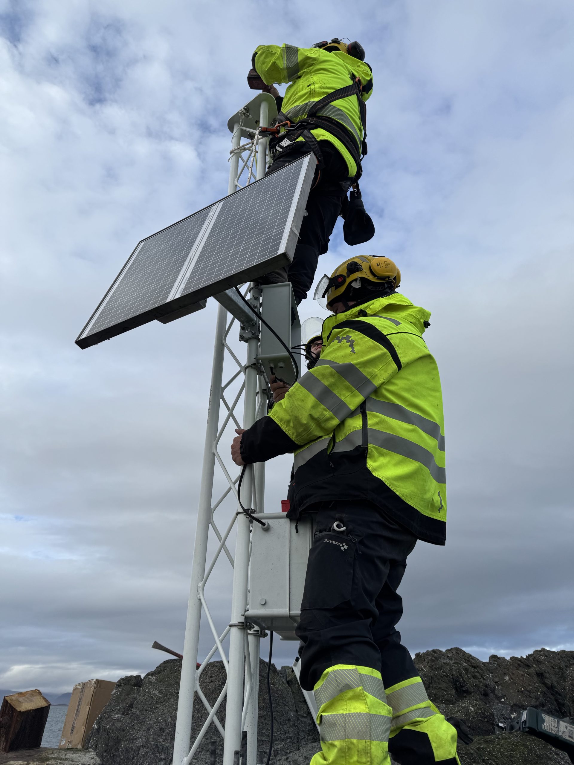 Unnið að því að tengja merkið við aflgjafa.