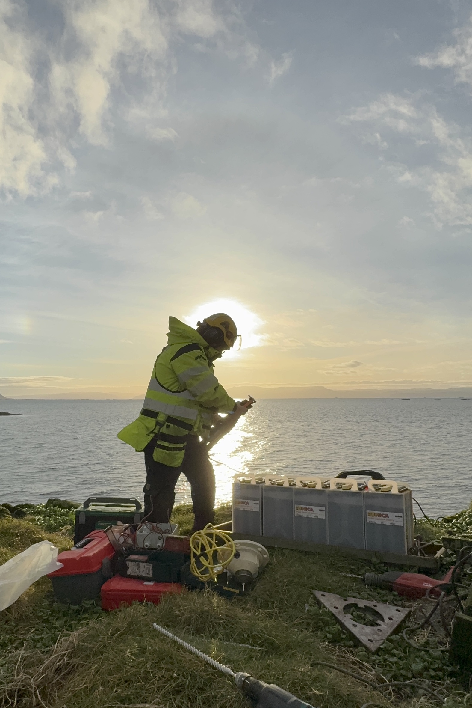 Flytja þurfti tækjabúnað út í Skarfaklett.