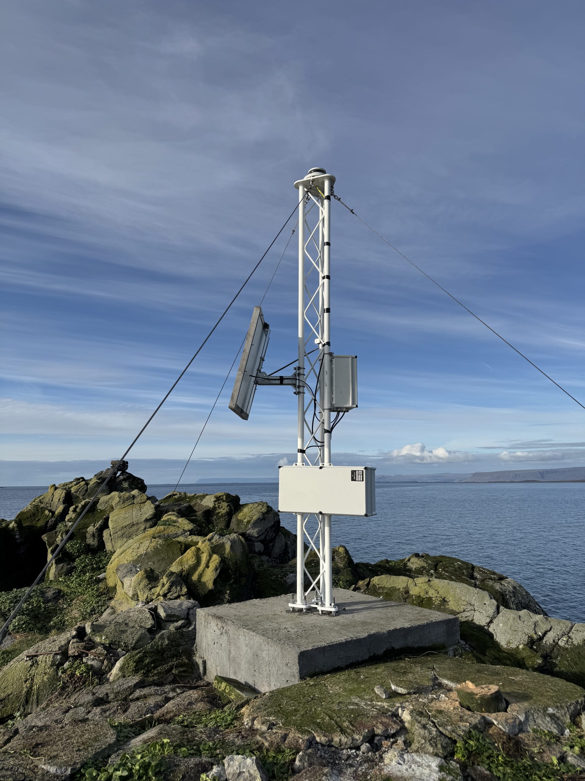 Nýir vitar eru 3 m há stálmöstur, með sólarrafhlöðum, rafgeymum og merkjagjafa.