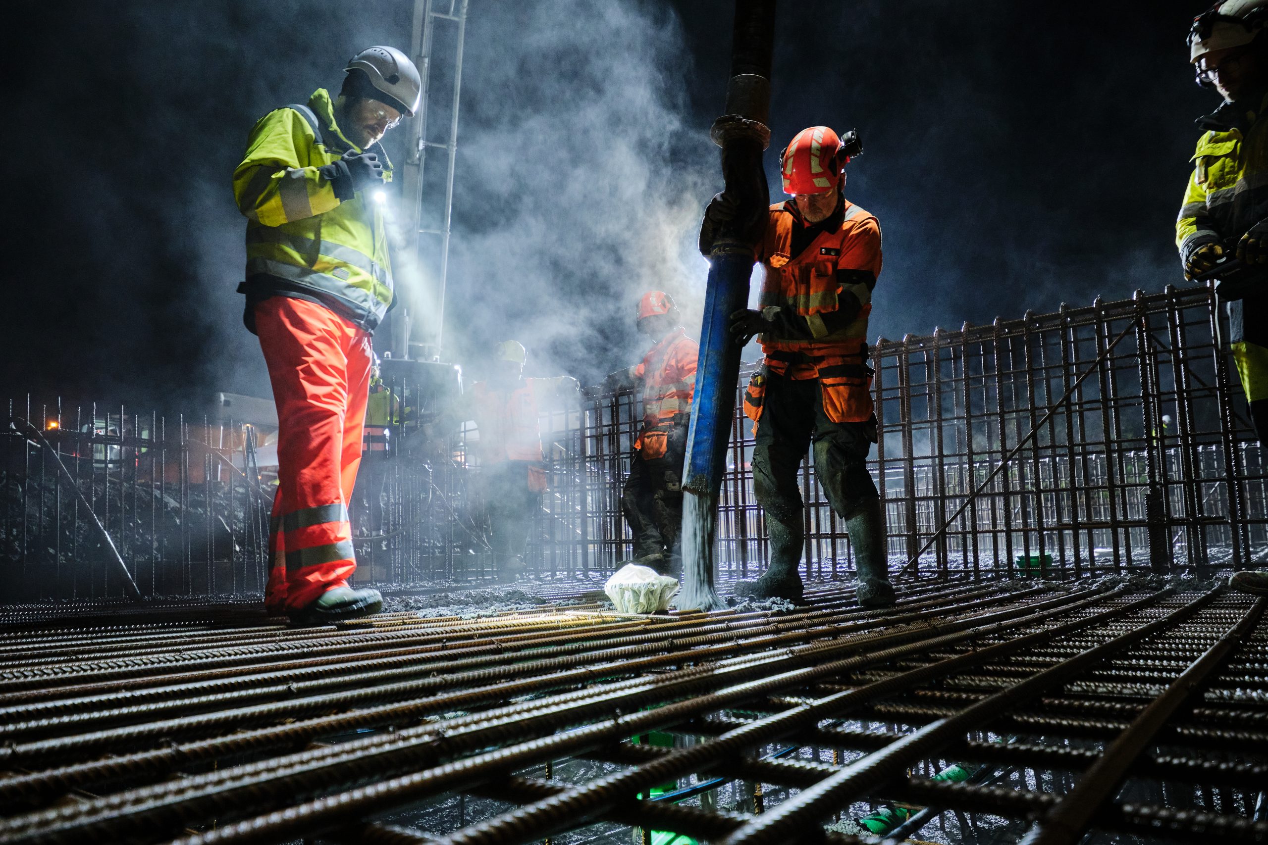 Steypan rennur greiðlega en alls fóru um 400 rúmmetrar af steypu í undirstöðurnar.