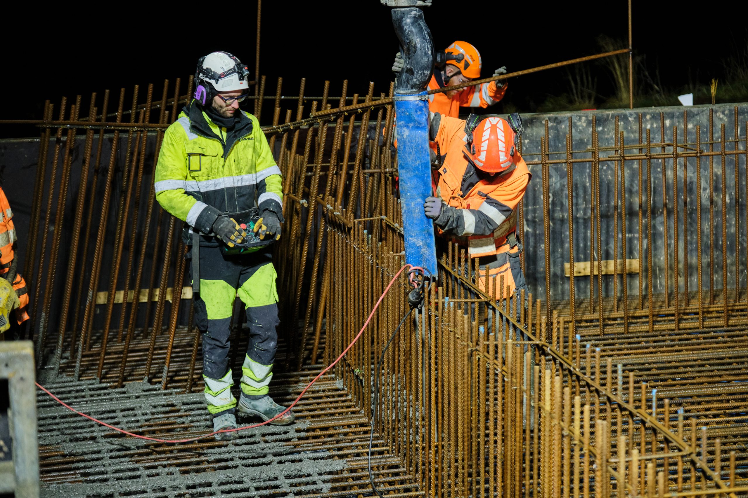 Krana steypudælunnar er fjarstýrt.