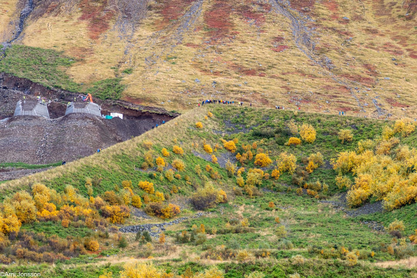 Yfirstandandi framkvæmdir við endurbætur á snjóflóðavörnum við Flateyri.