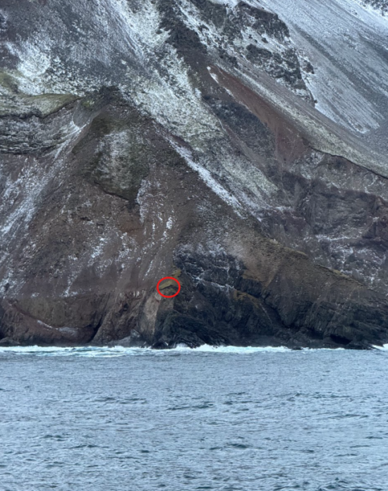 Myndir teknar úr Grímseyjarferju í vikunni. Rauði hringurinn sýnir hvar vitinn stóð áður