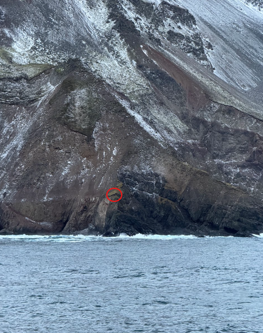 Myndir teknar úr Grímseyjarferju í vikunni. Rauði hringurinn sýnir hvar vitinn stóð áður