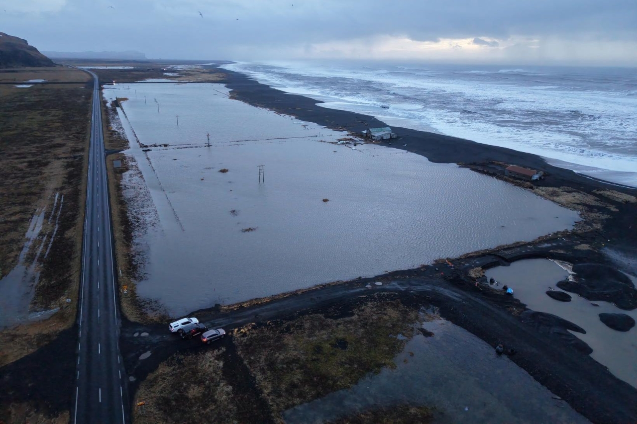 Sjór gengur á land við Vík í desember 2025