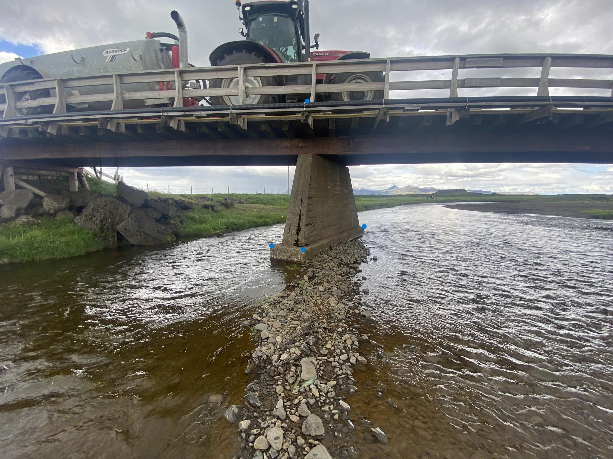 Gamla brúin var komin til ára sinna.