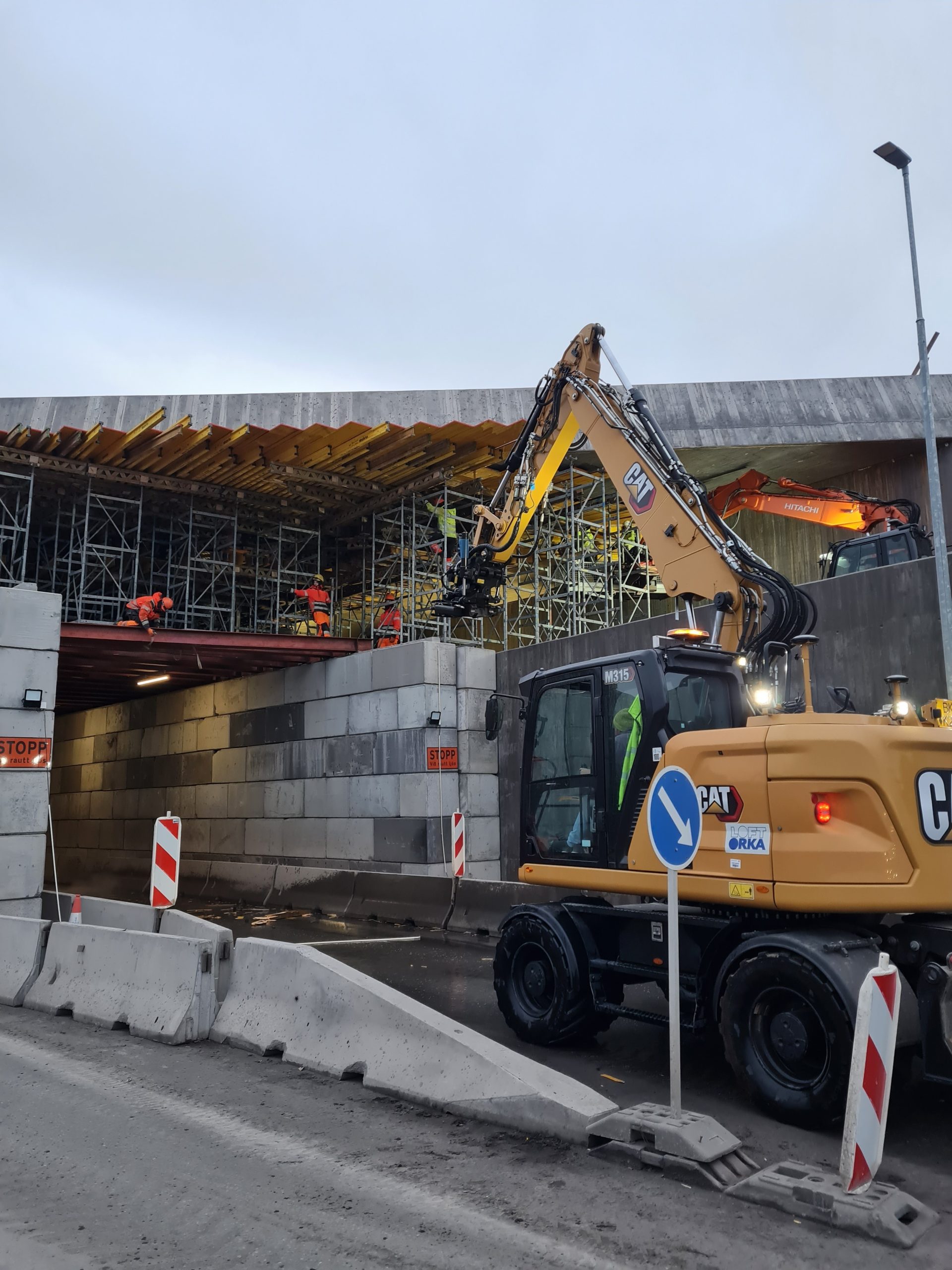 Skemmdir kannaðar á undirslættinum.