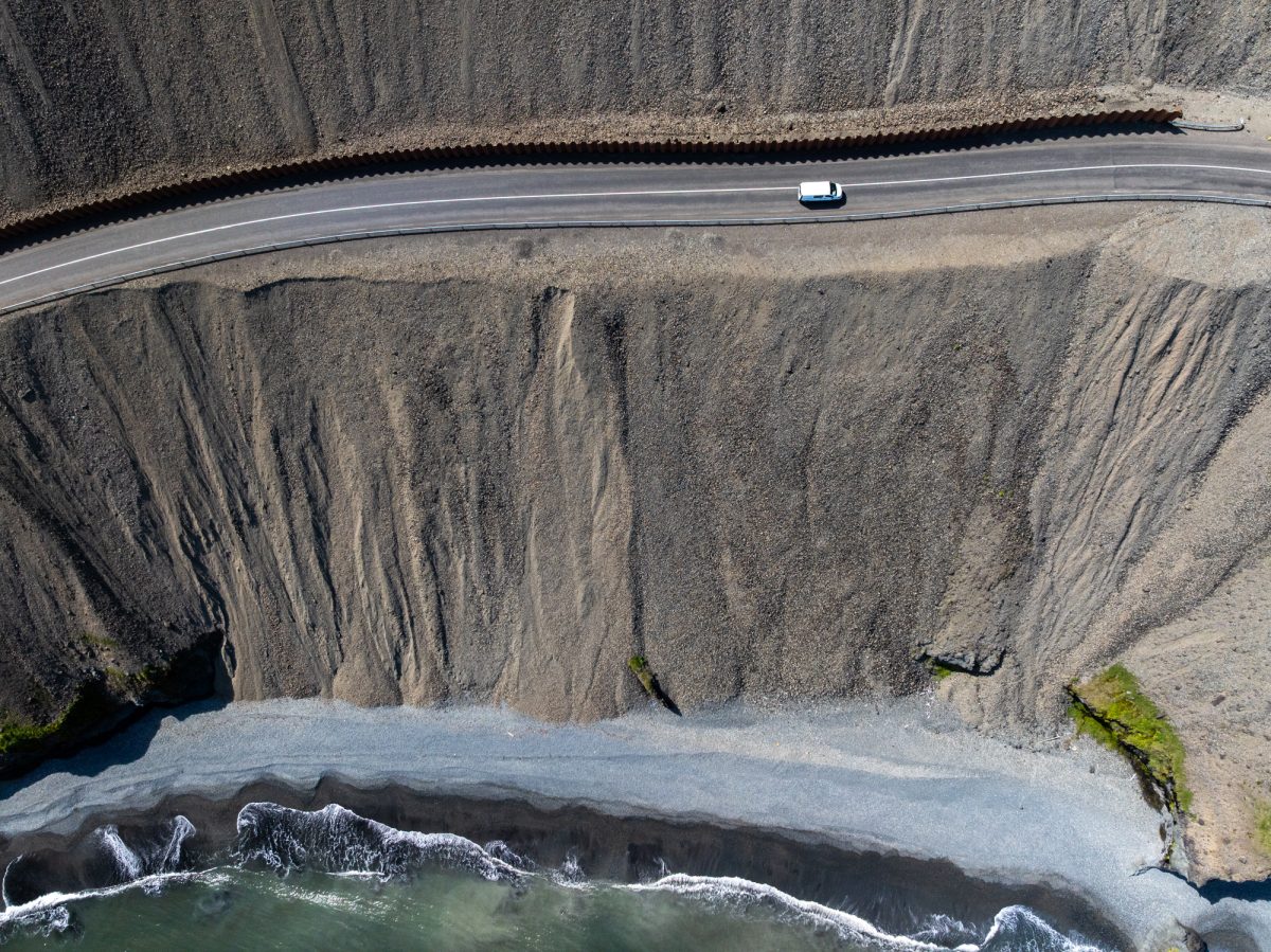 Hætta er á skriðum á vegum sem liggja undir bröttum hlíðum.