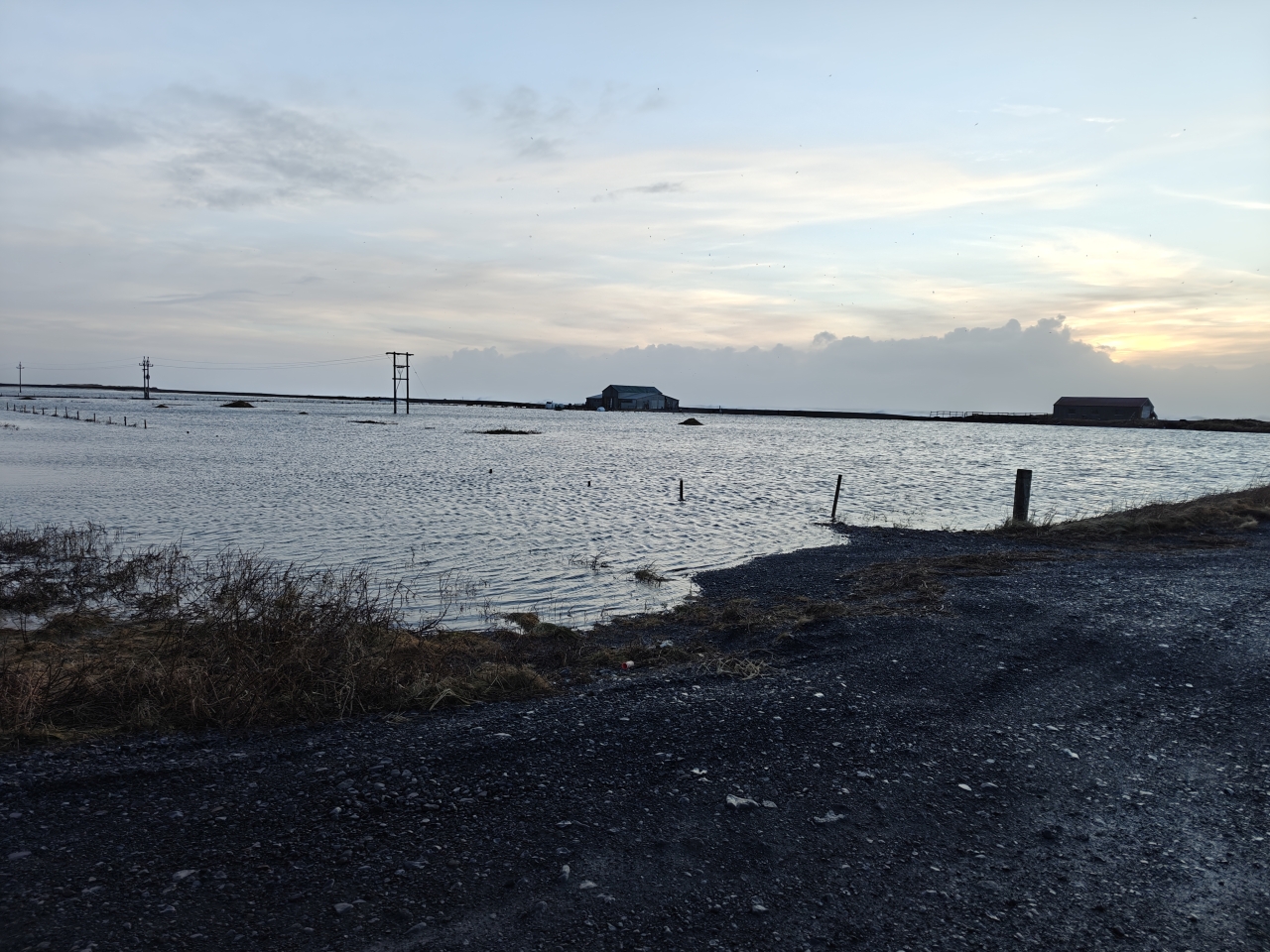 Sjór gengur á land við Vík í desember 2025