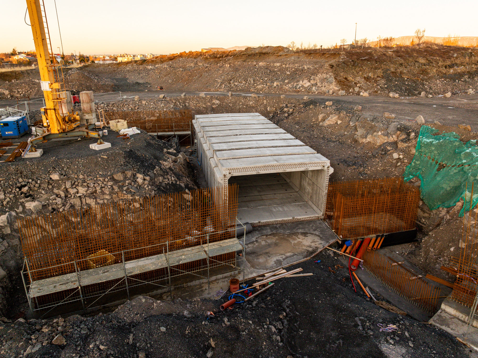 Undirgöngin eru að hluta til byggð úr forsteyptum einingum.
