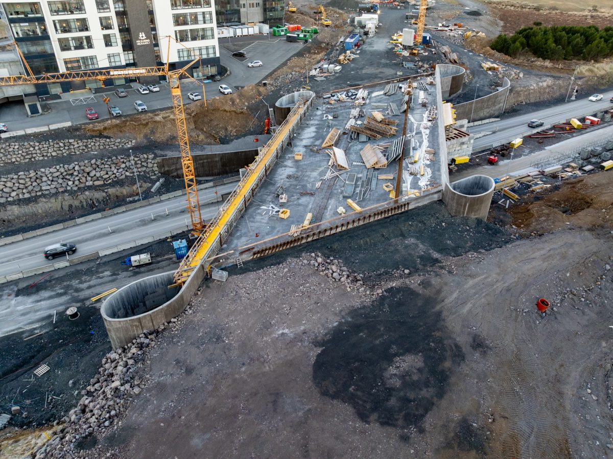 Hér sést brúin yfir Breiðholtsbraut ofan frá.