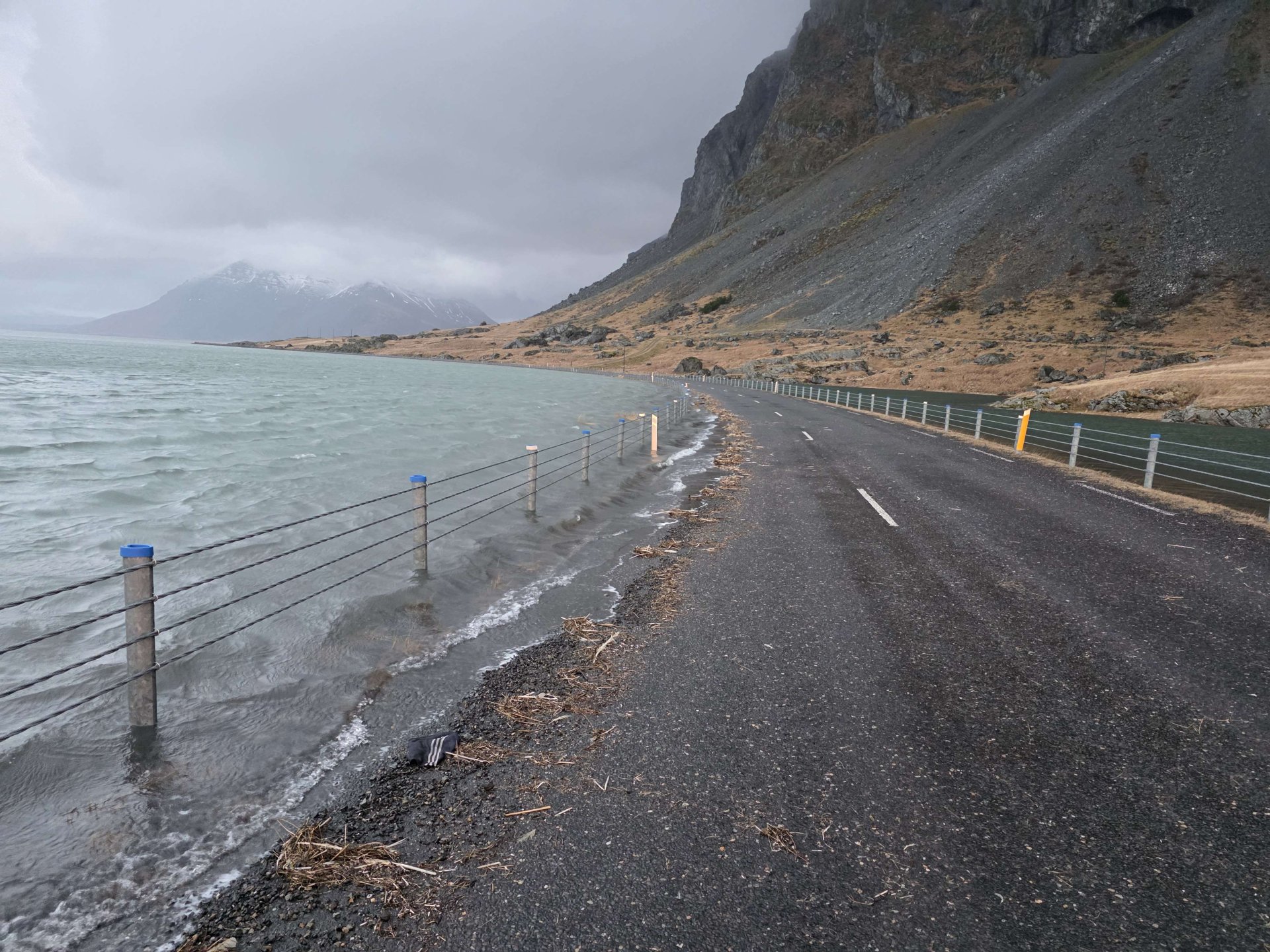 Þegar Bæjarós stíflast hækkar í Lónsfirði og sjór flæðir upp að Hringvegi við Hvalnes.
