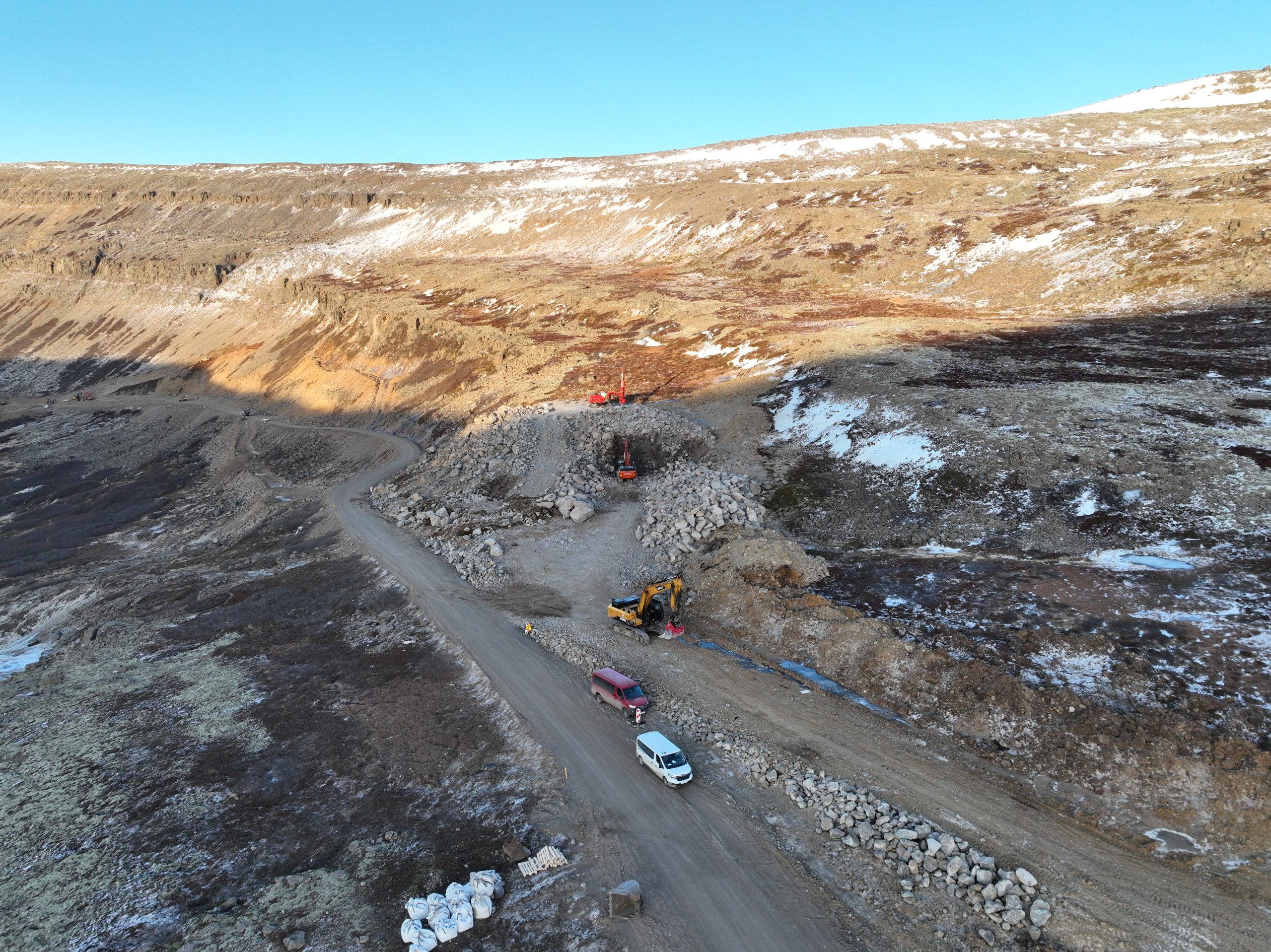 Um 30 manns vinna nú að verkinu.