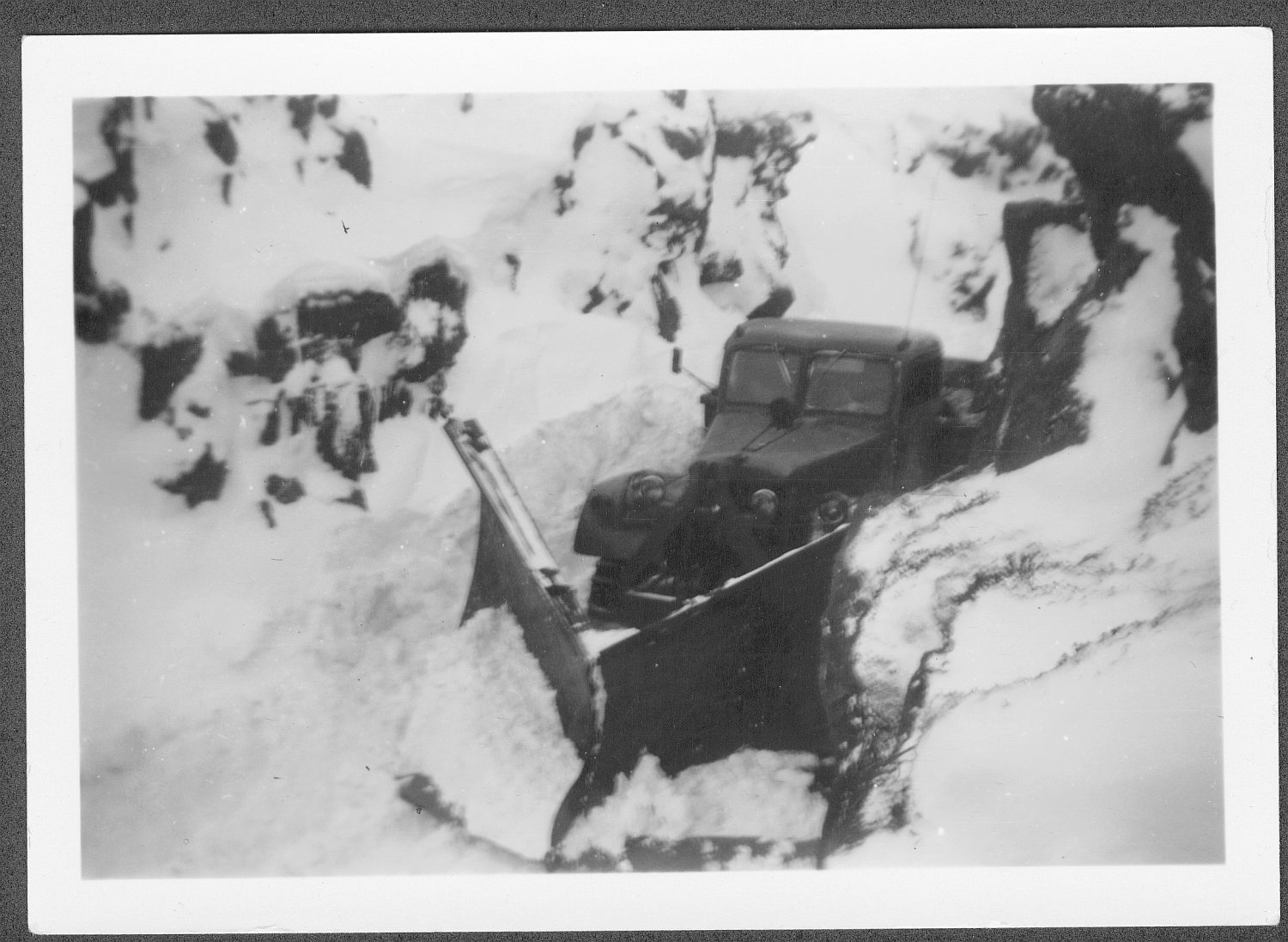 Snjómokstur við Kleifarvatn árið 1954. Hér er Diamond trukkur Vegagerðarinnar útbúinn norskum spíssplógi.