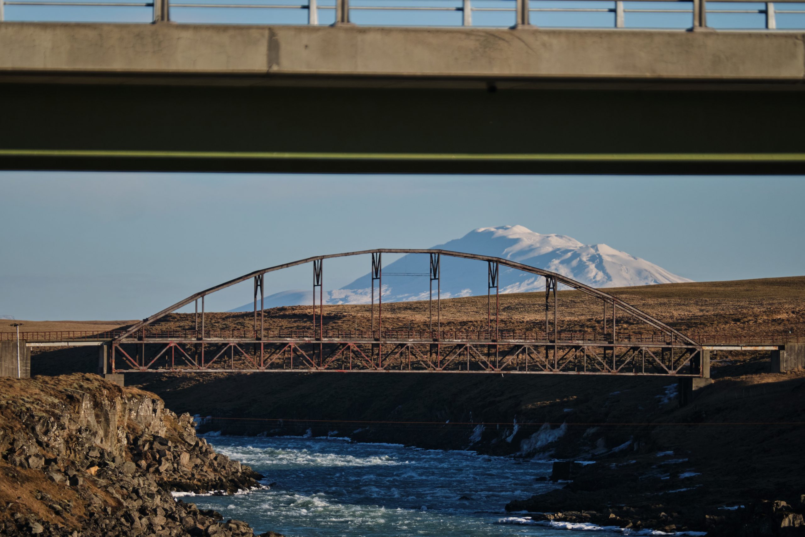  Gamla brúin með Heklu í baksýn.