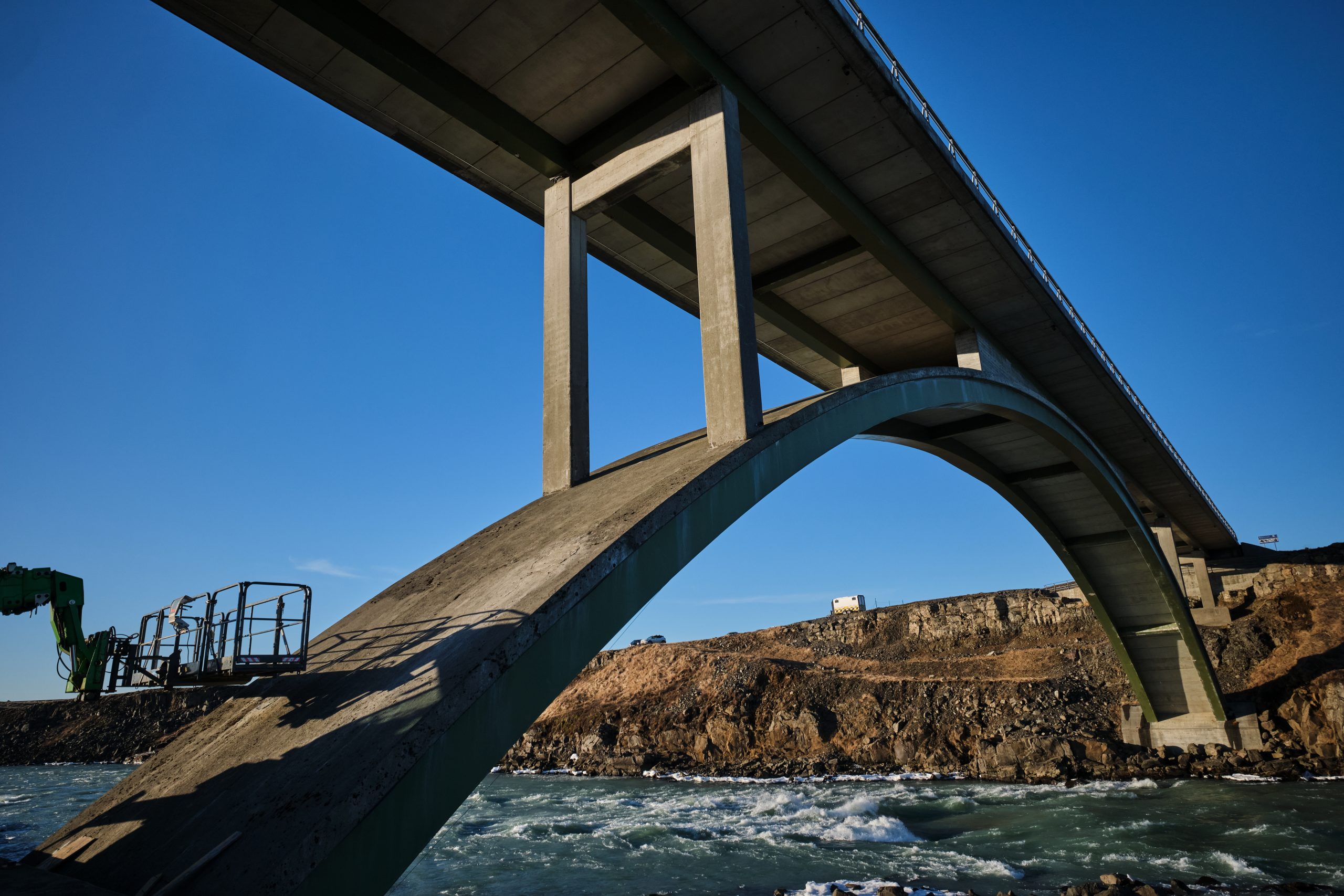 M.a. voru settir upp hröðunarmælar, streitunemar og hallamælar.