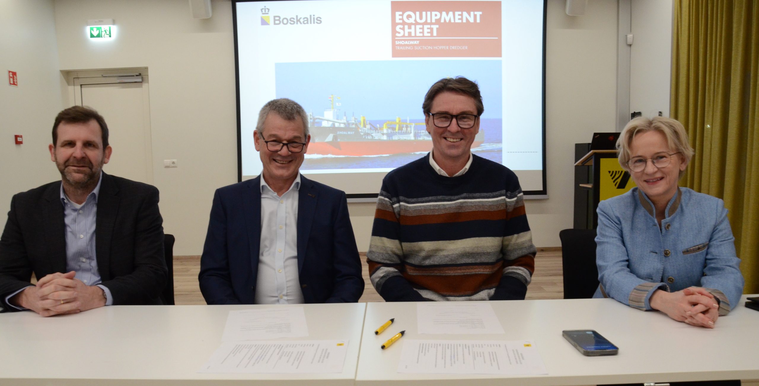 Skrifað undir samning um dýpkun á Grynnslunum. F.v. Keith Dee og Paul M. de Jong, Sigurjón Andrésson og Bergþóra Þorkelsdóttir.