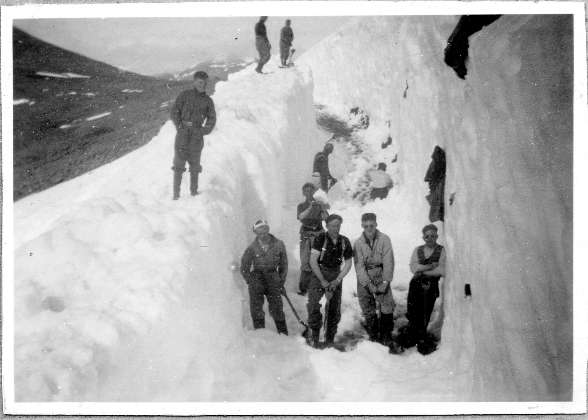 Snjómokstur á Breiðadalsheiði á Vestfjörðum 1944. Mynd: Jón J. Víðis 