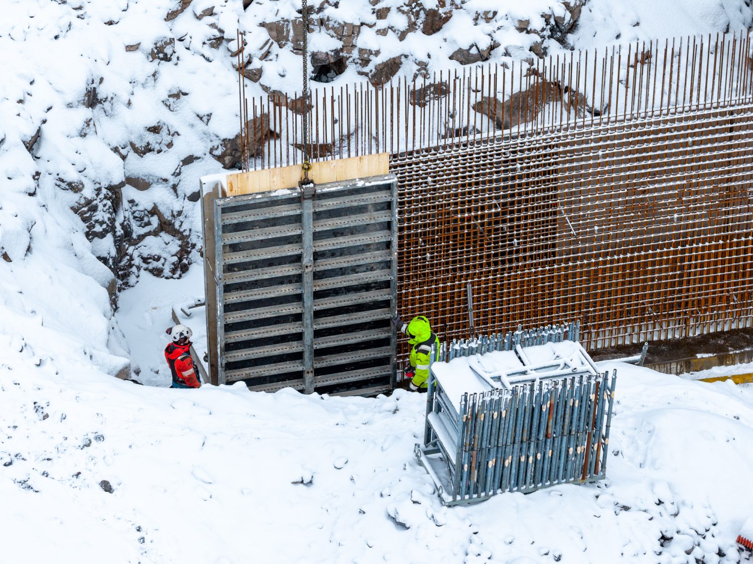 Um 50 manns vinna nú að verkinu.