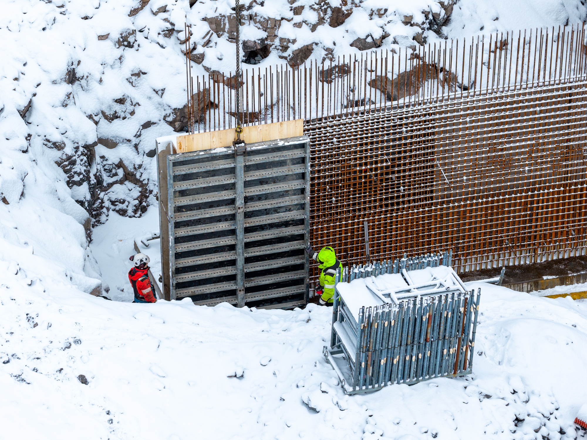 Um 50 manns vinna nú að verkinu.