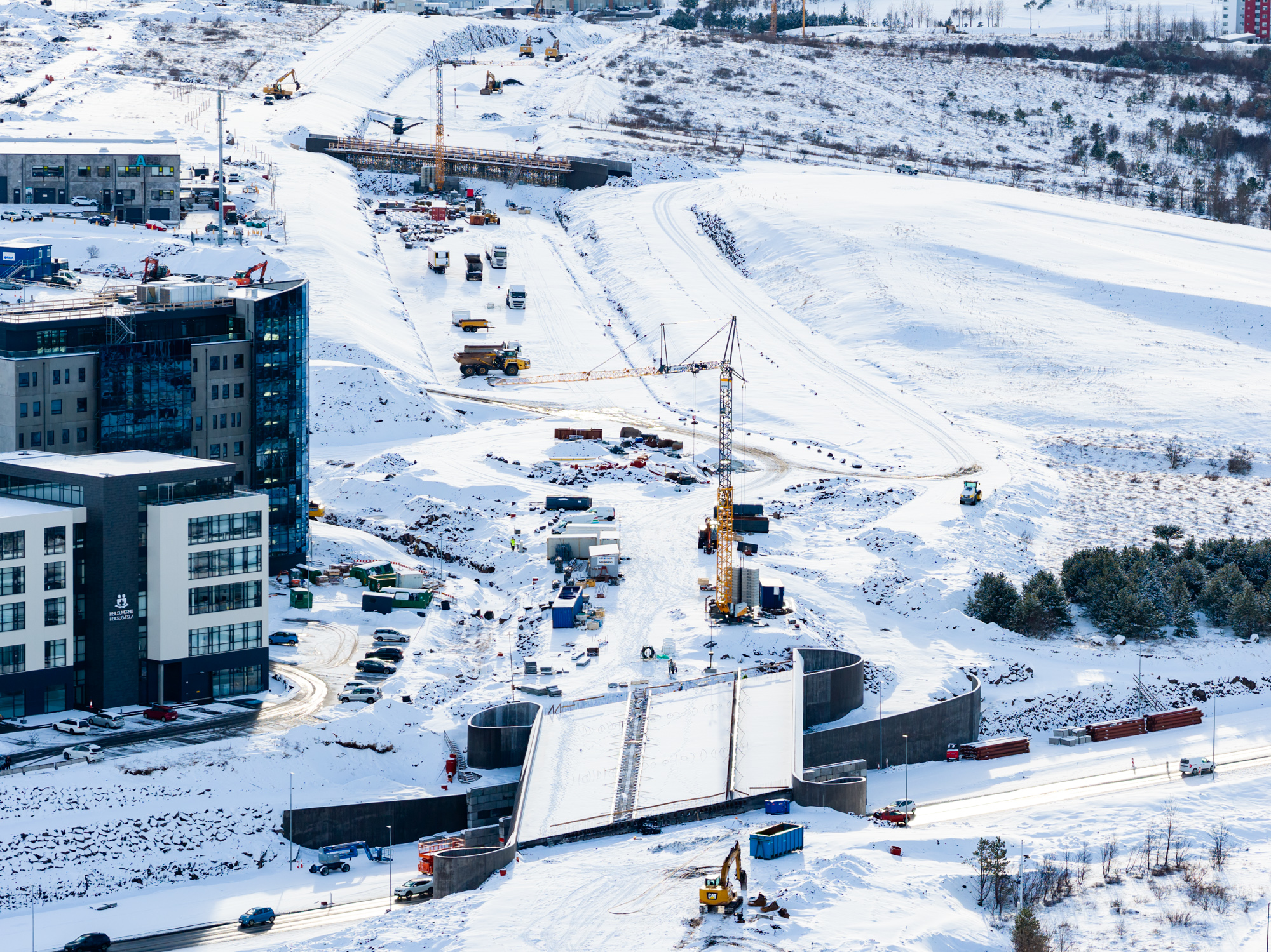  Hér sést brúin ofan frá og í átt að nýrri göngubrú til móts við Turnahvarf.