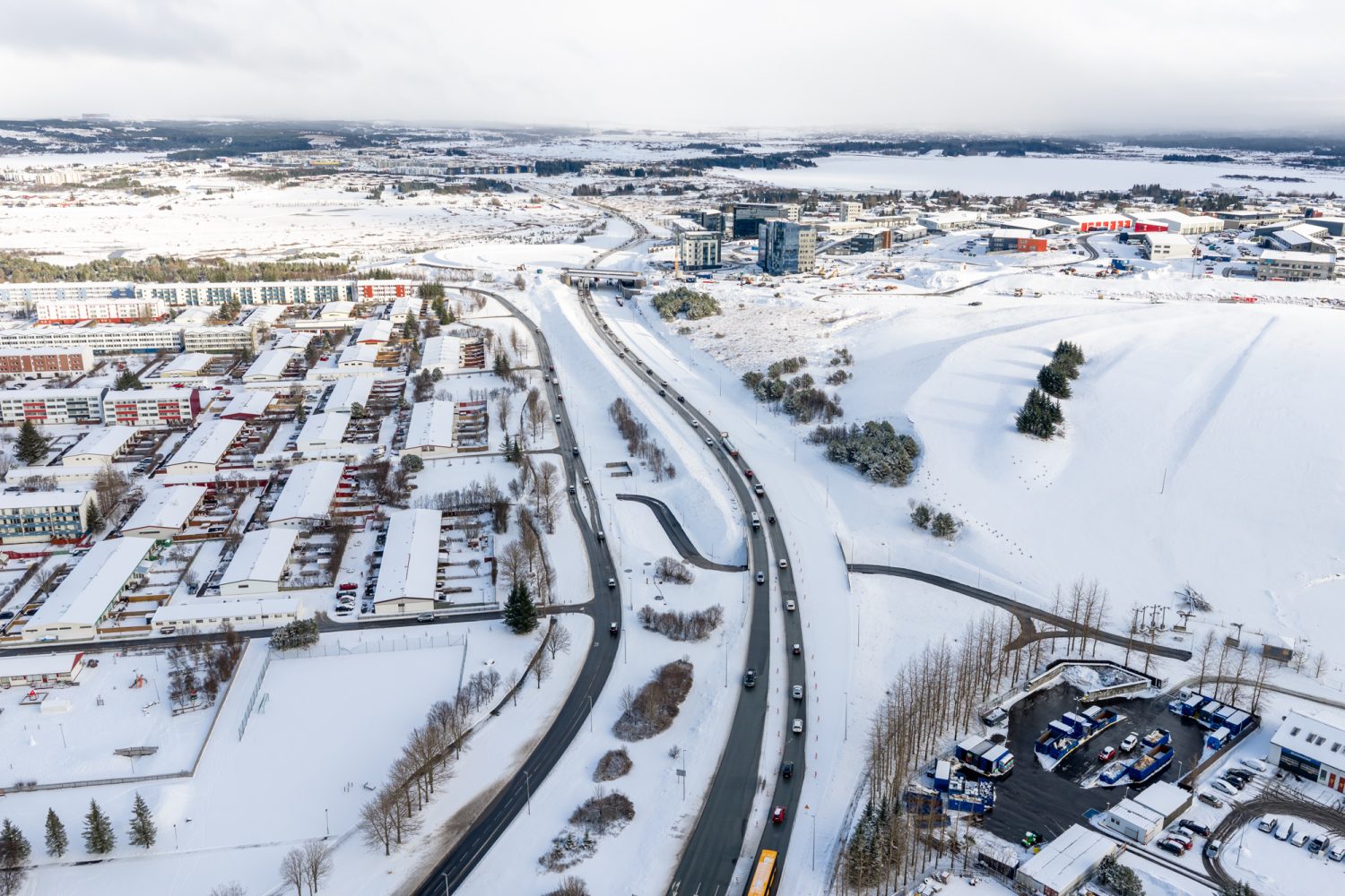 Hér til hægri sést móta fyrir nýrri skíðabrekku.
