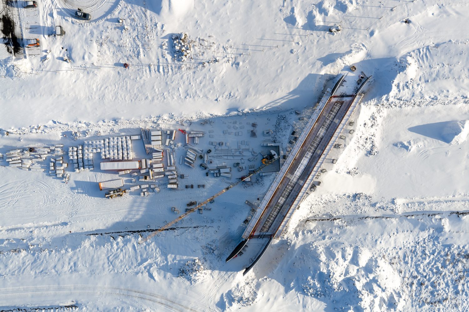 Hér sést göngubrúin ofan frá.