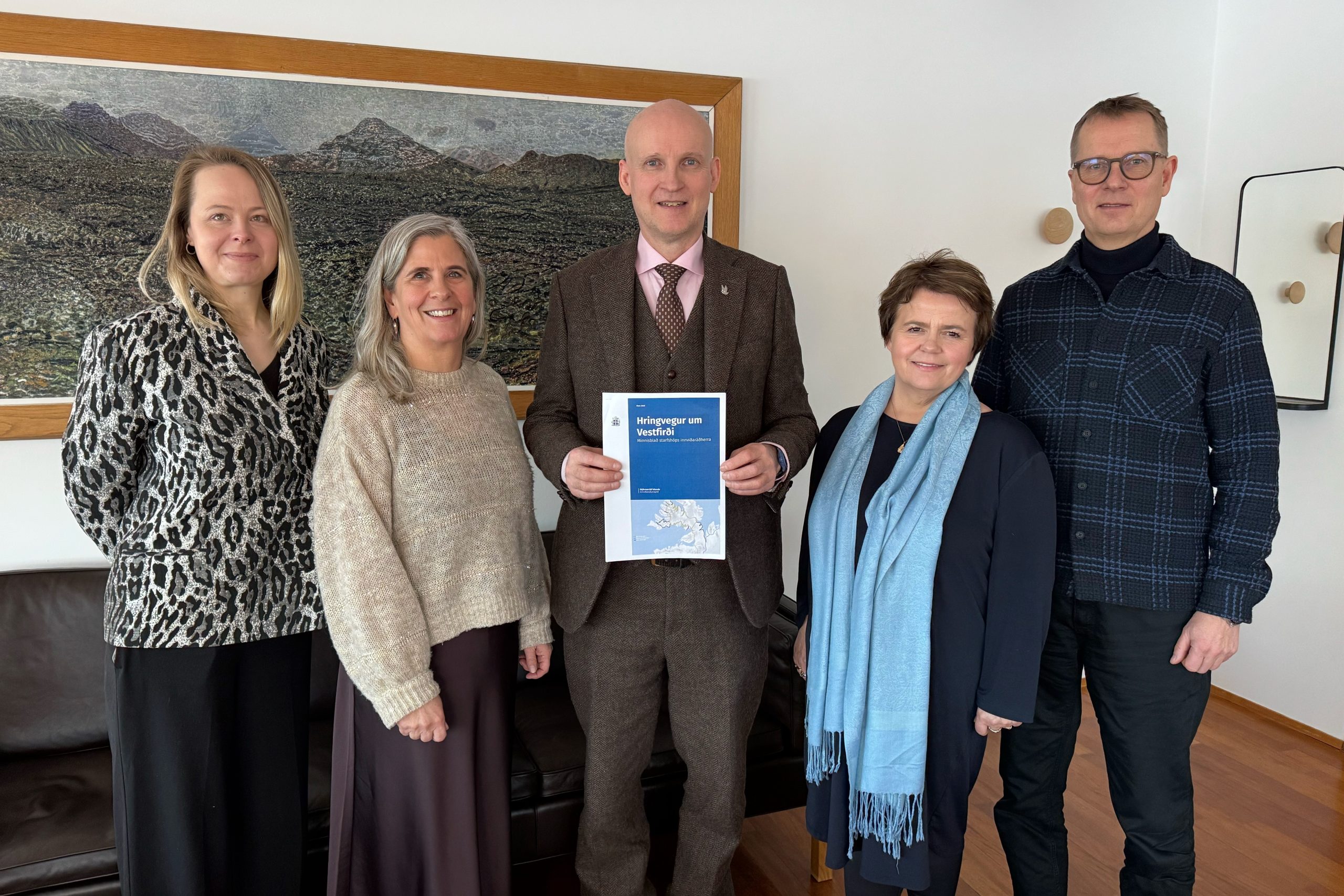 Eyjólfur Ármannsson með starfshópnum. Frá vinstri: Valgerður, Hólmfríður, Eyjólfur, Sigríður og Valtýr formaður hópsins. Á myndina vantar Jón Árnason.