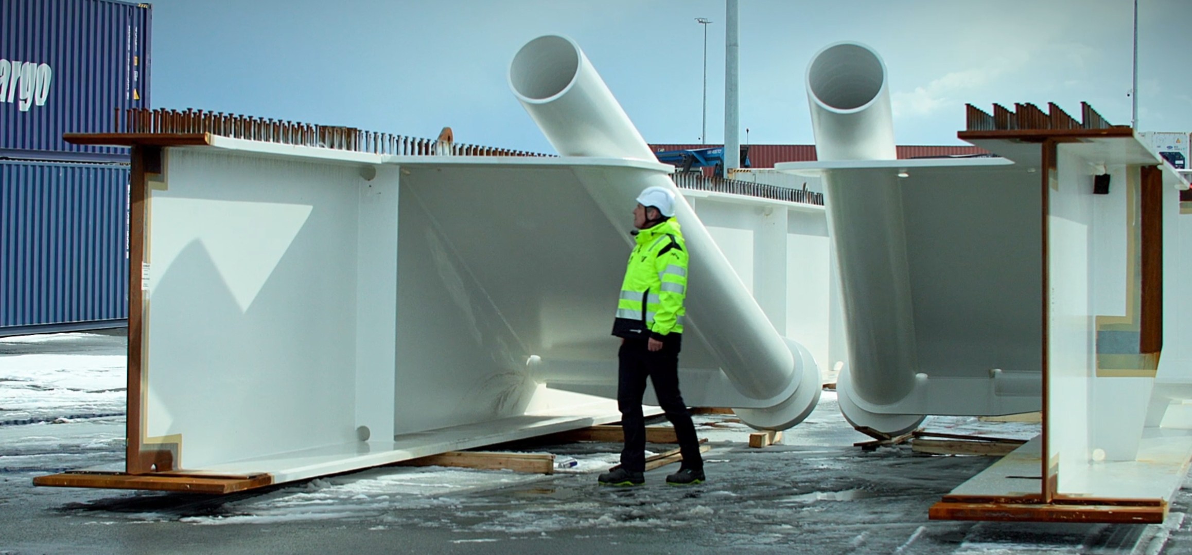 Höskuldur Tryggvason skoðar stálbitana í höfninni í Þorlákshöfn.