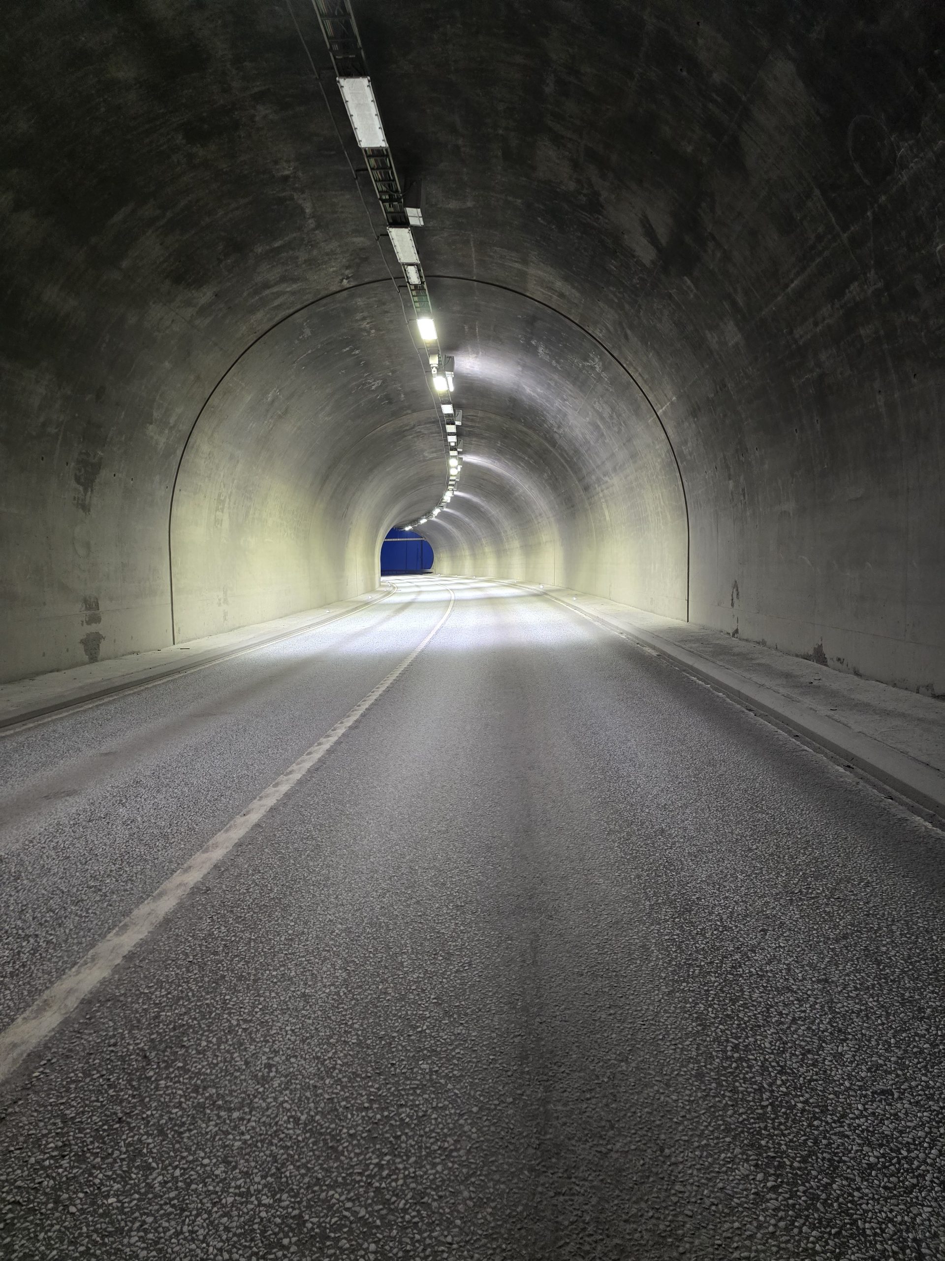 Hluti nýju ljósanna við suðurenda Hvalfjarðarganga hefur verið tekinn í gagnið,