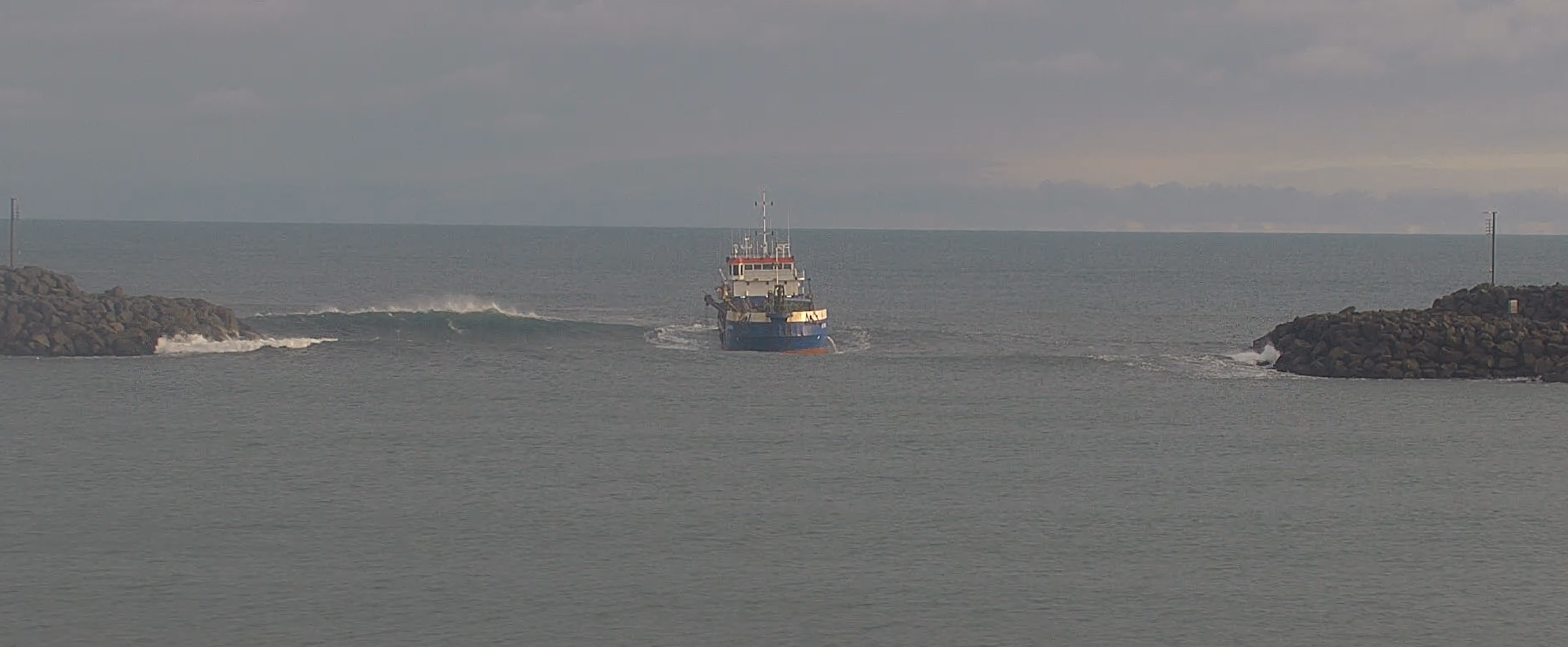 Álfsnesið í hafnarmynni Landeyjahafnar í apríl 2026