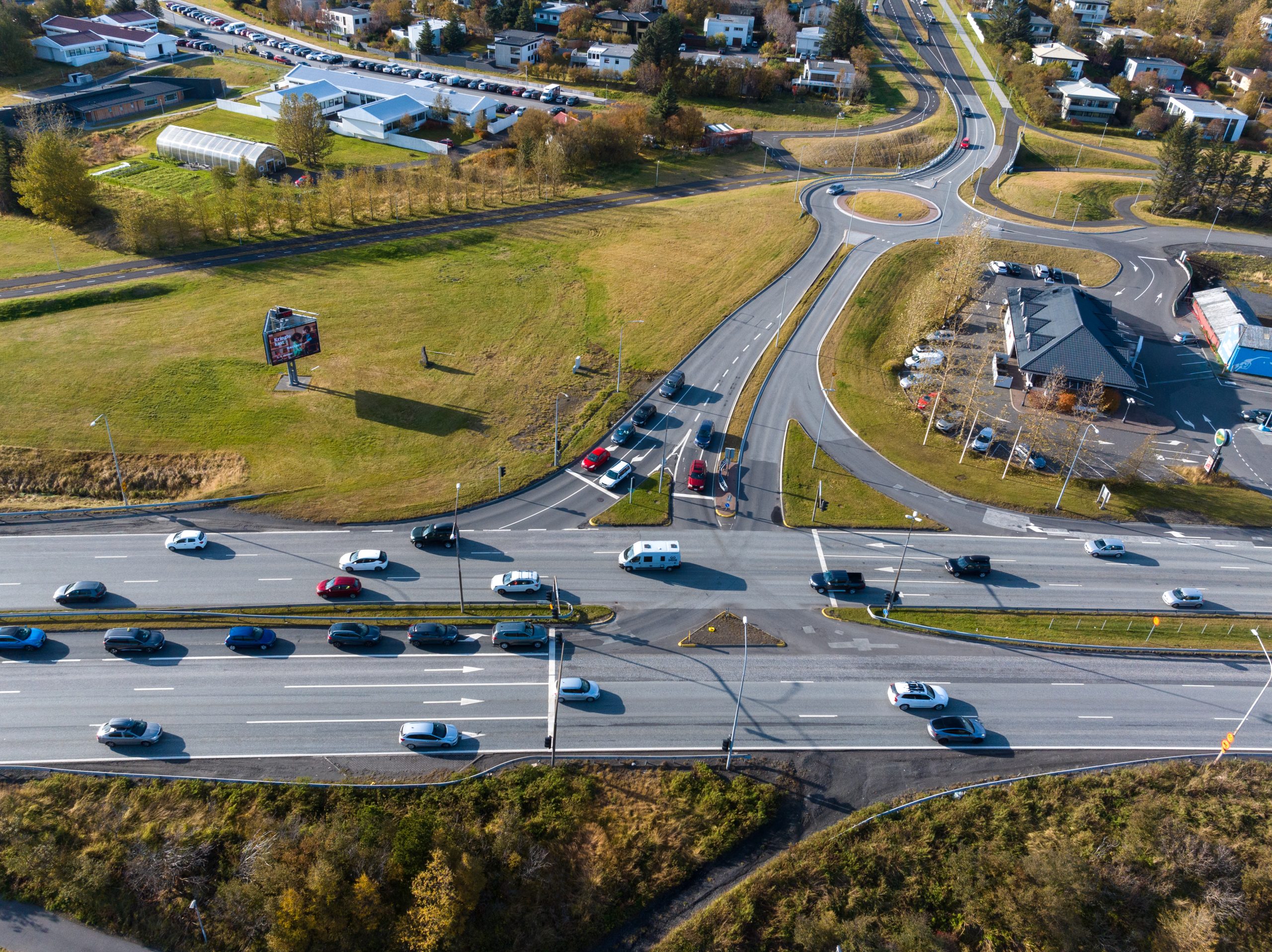 Gatnamót Reykjanesbrautar og Bústaðavegar. 