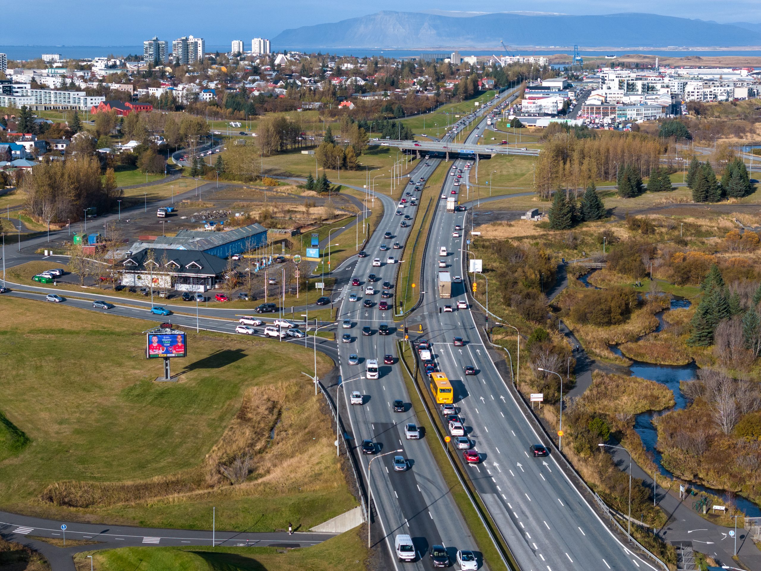 Gatnamót Reykjanesbrautar og Bústaðavegar.