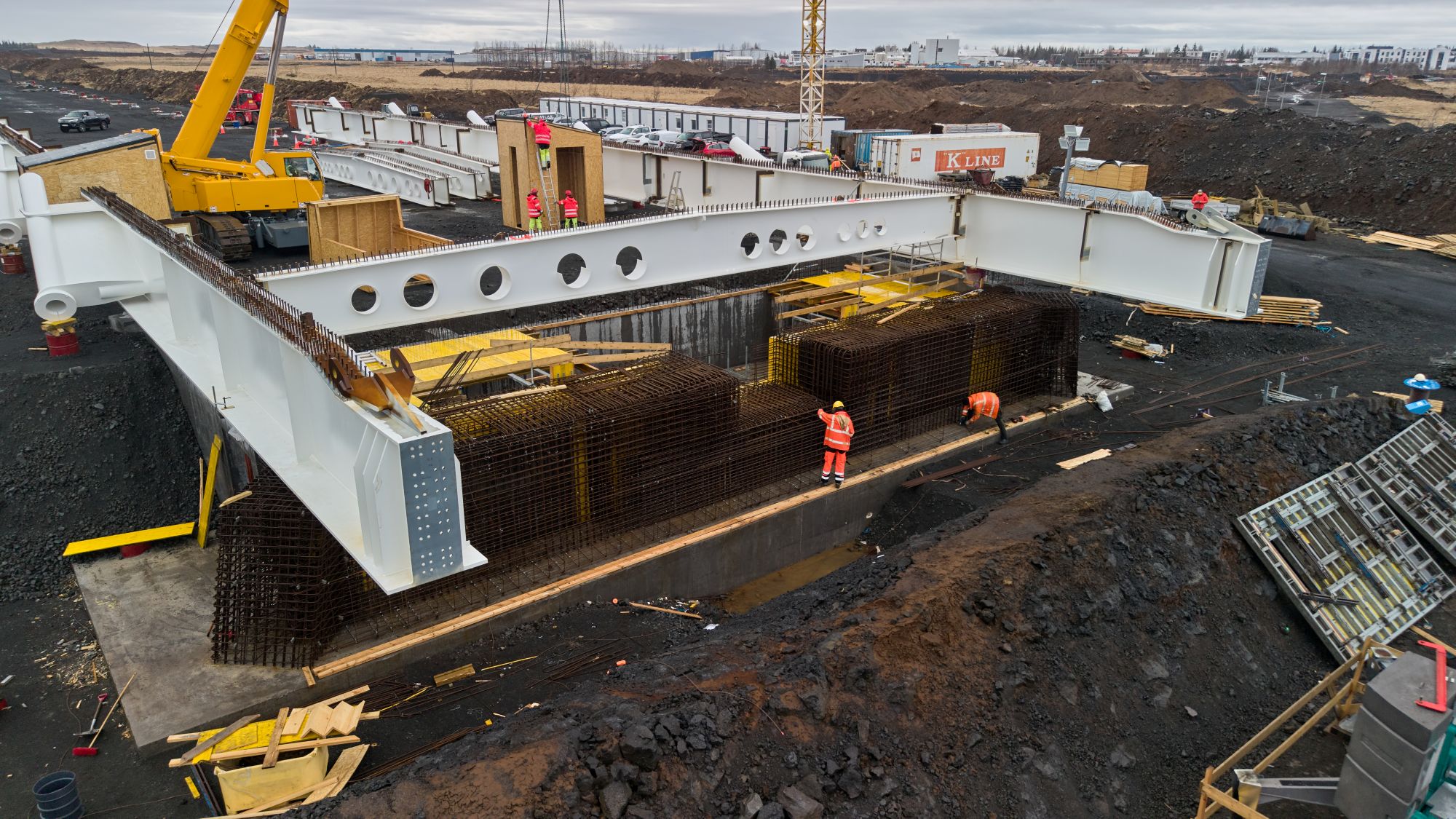 Unnið að samsetningu stálbitanna á verkstað. Mynd/Anton Brink