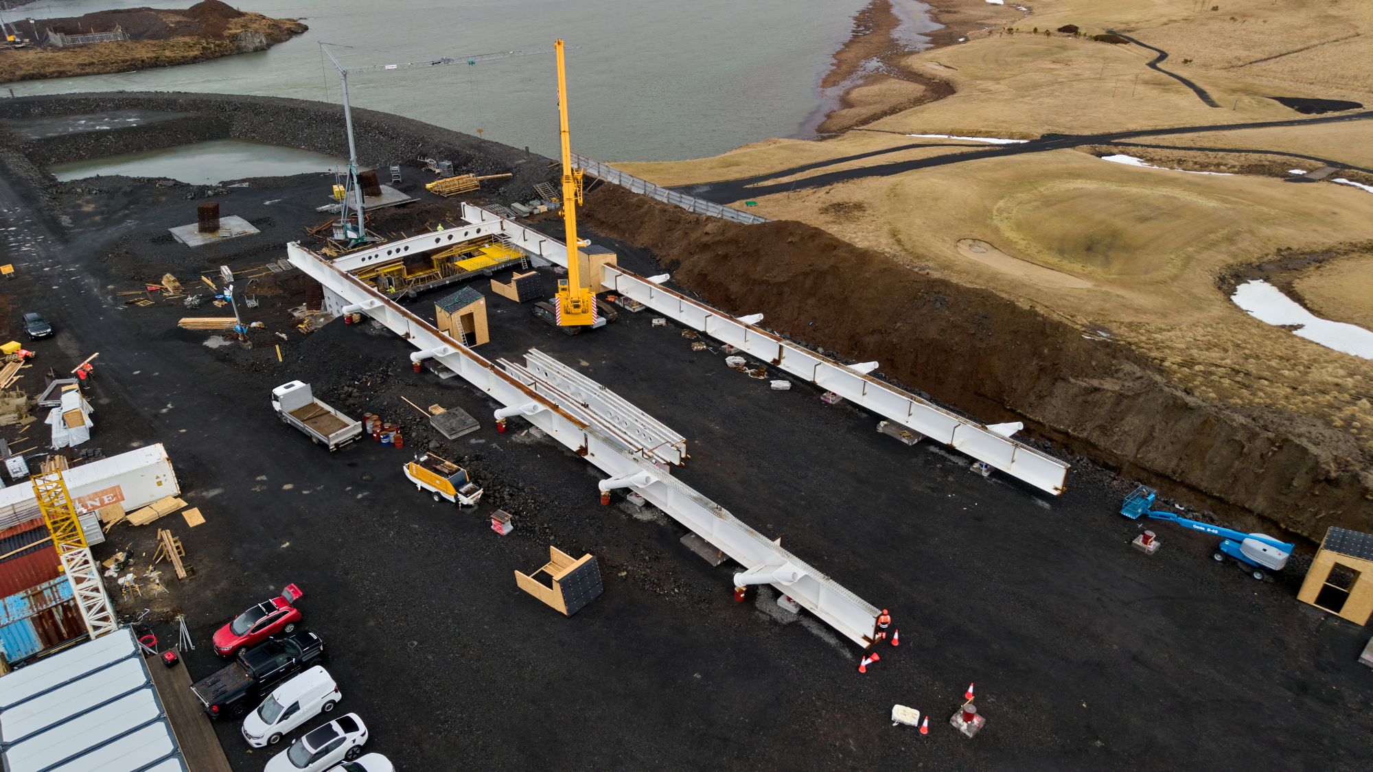 Unnið að samsetningu stálbitanna á verkstað. Mynd/Anton Brink