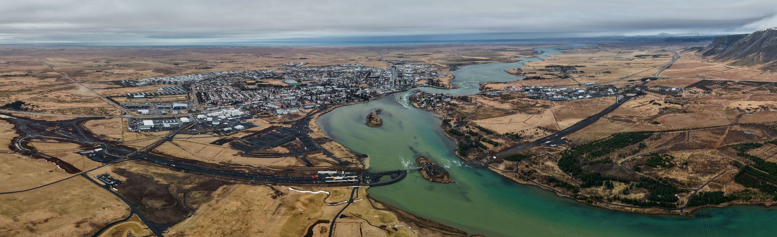 Hér sést veglína hins nýja Hringvegar vel og brúarstæði nýju Ölfusárbrúarinnar yfir eftir Laugardælaeyju. Mynd/Anton Brink