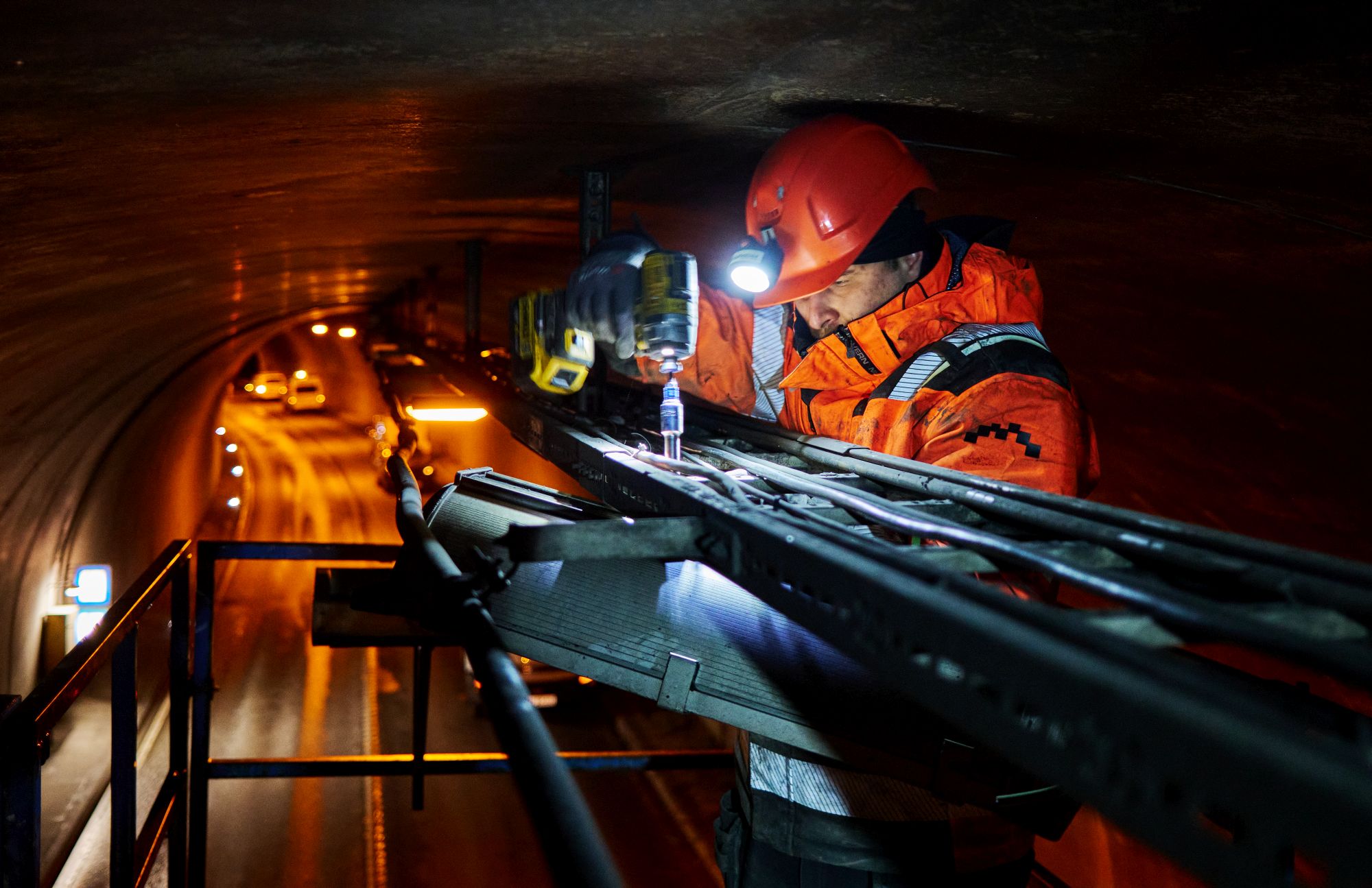 Unnið er við þröngar og oft erfiðar aðstæður í göngunum. 