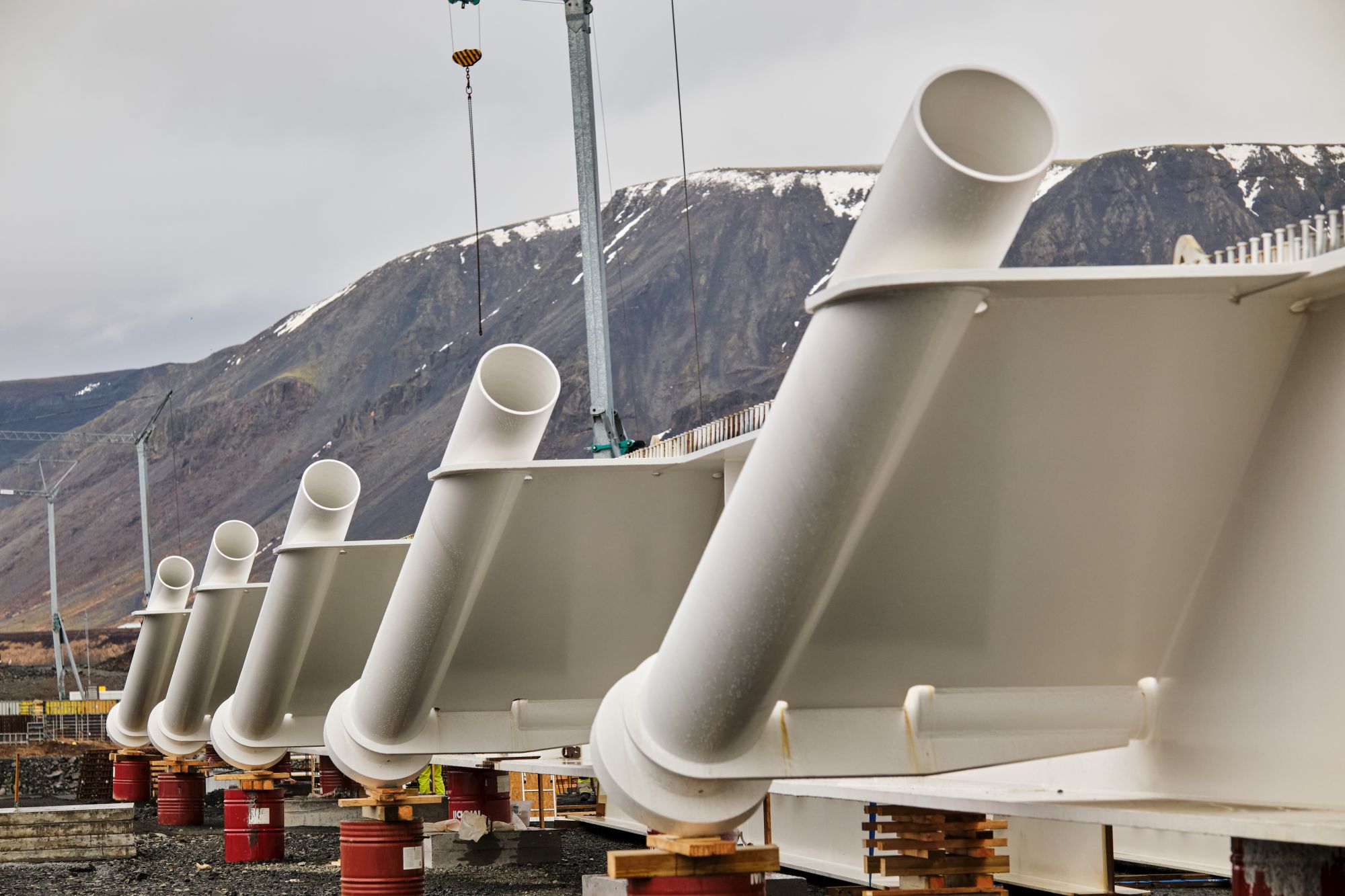 Bitarnir sem komu til landsins eru engin smásmíði, tveggja metra háir og um 20 metra langir, þyngstu einingarnar vega um 40 tonn. 