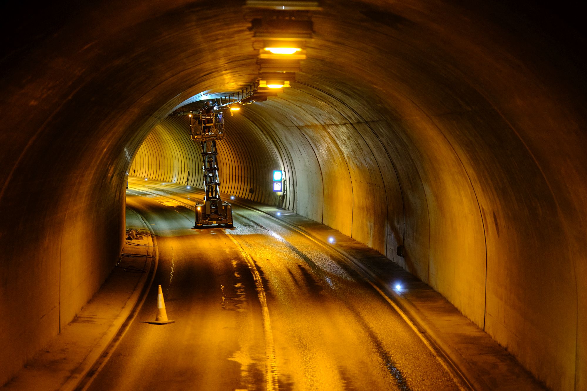 Unnið er á miðju vegar við verkið. Mynd/Anton Brink