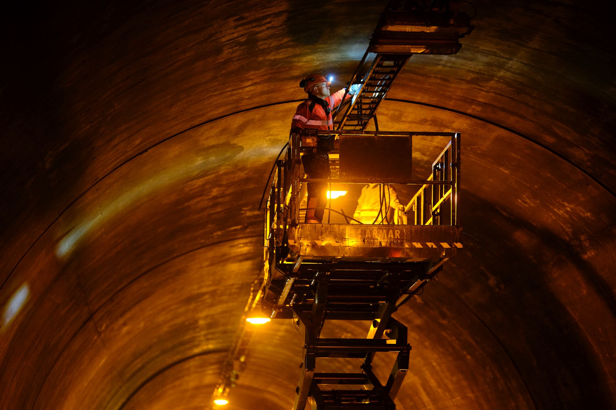 Fagmenn ehf. við vinnu í Hvalfjarðargöngum.