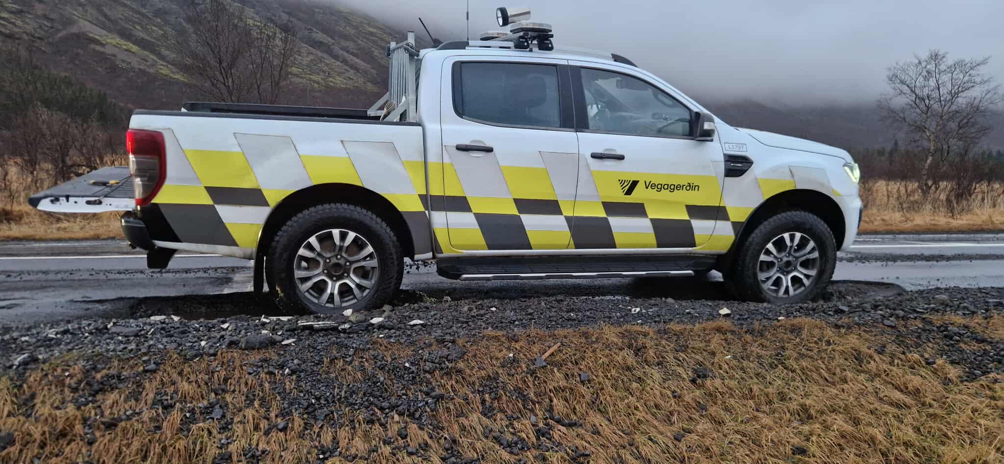 Starfsfólk Vegagerðarinnar vinnur að því að laga holur í vegum sem myndast hafa í vetur.