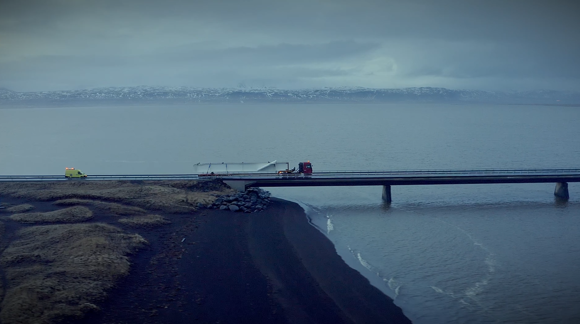 Stálbitarnir voru fluttir að kvöldlagi á verkstað.