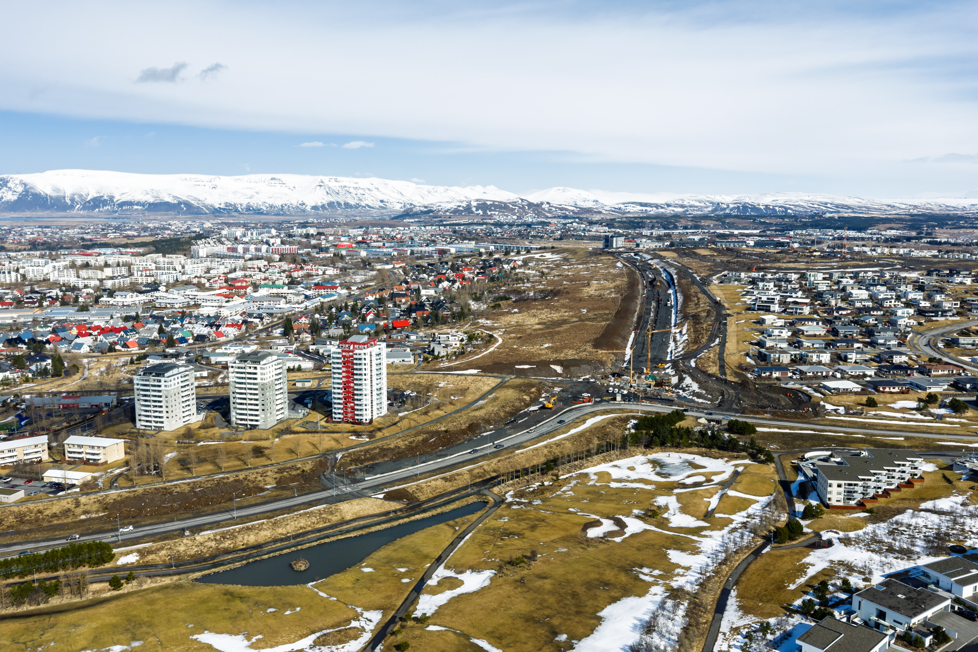 Unnið er í vegstæði Arnarnesvegar.